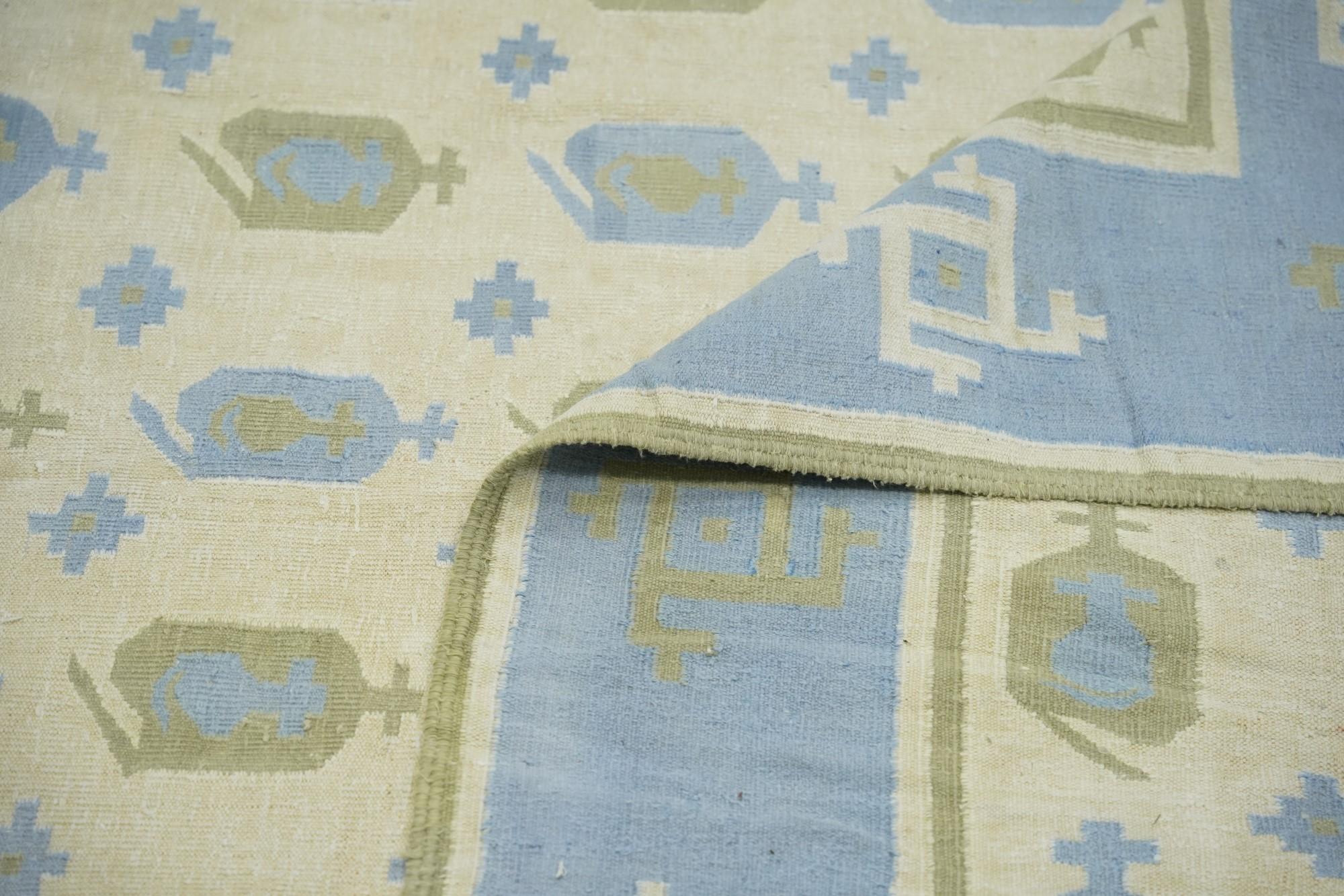 Beigefarbener Vintage-Dhurrie-Teppich mit blauem und grünem geometrischem Muster von Rug & Kilim   (Handgewebt) im Angebot