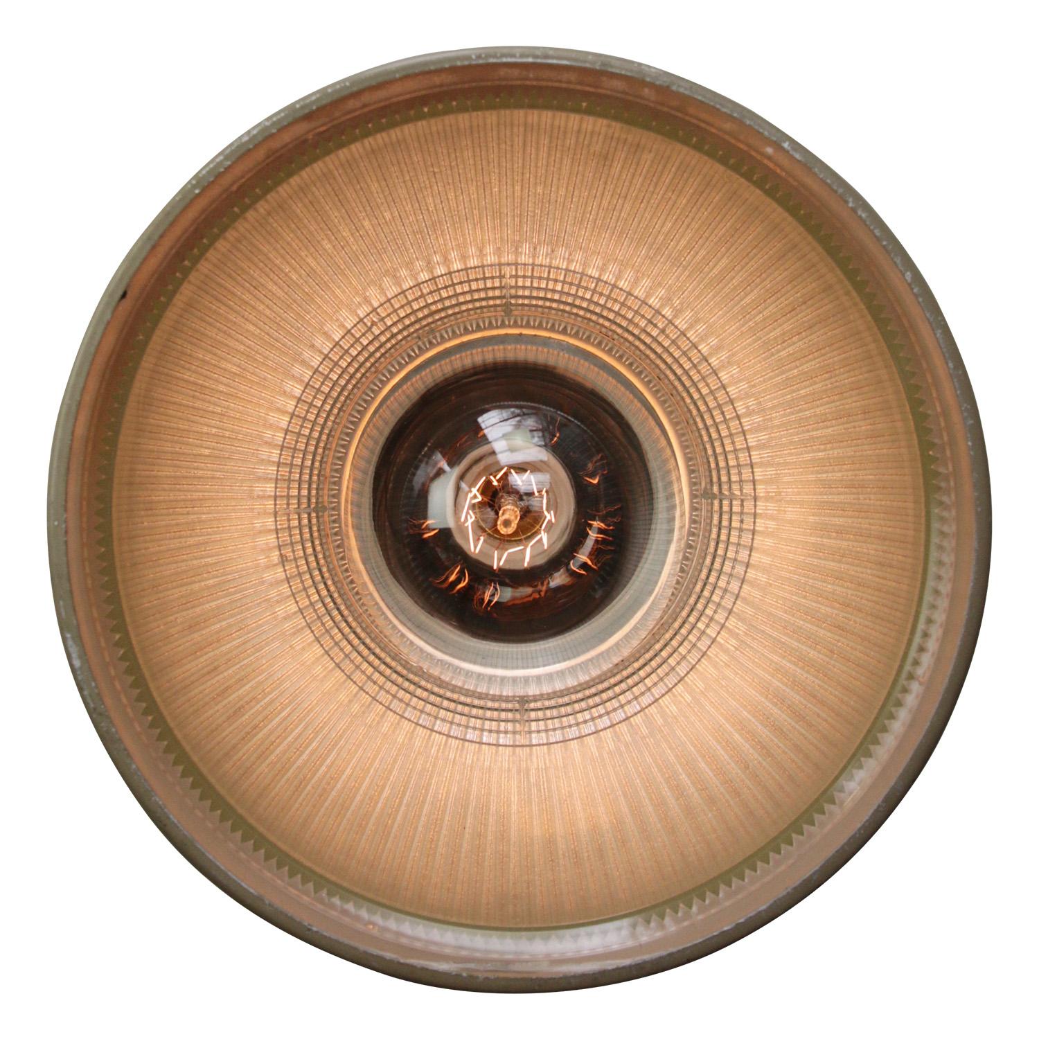 Industriel Lampes à suspension industrielles vintage en verre rayé transparent beige par Holophane Paris en vente