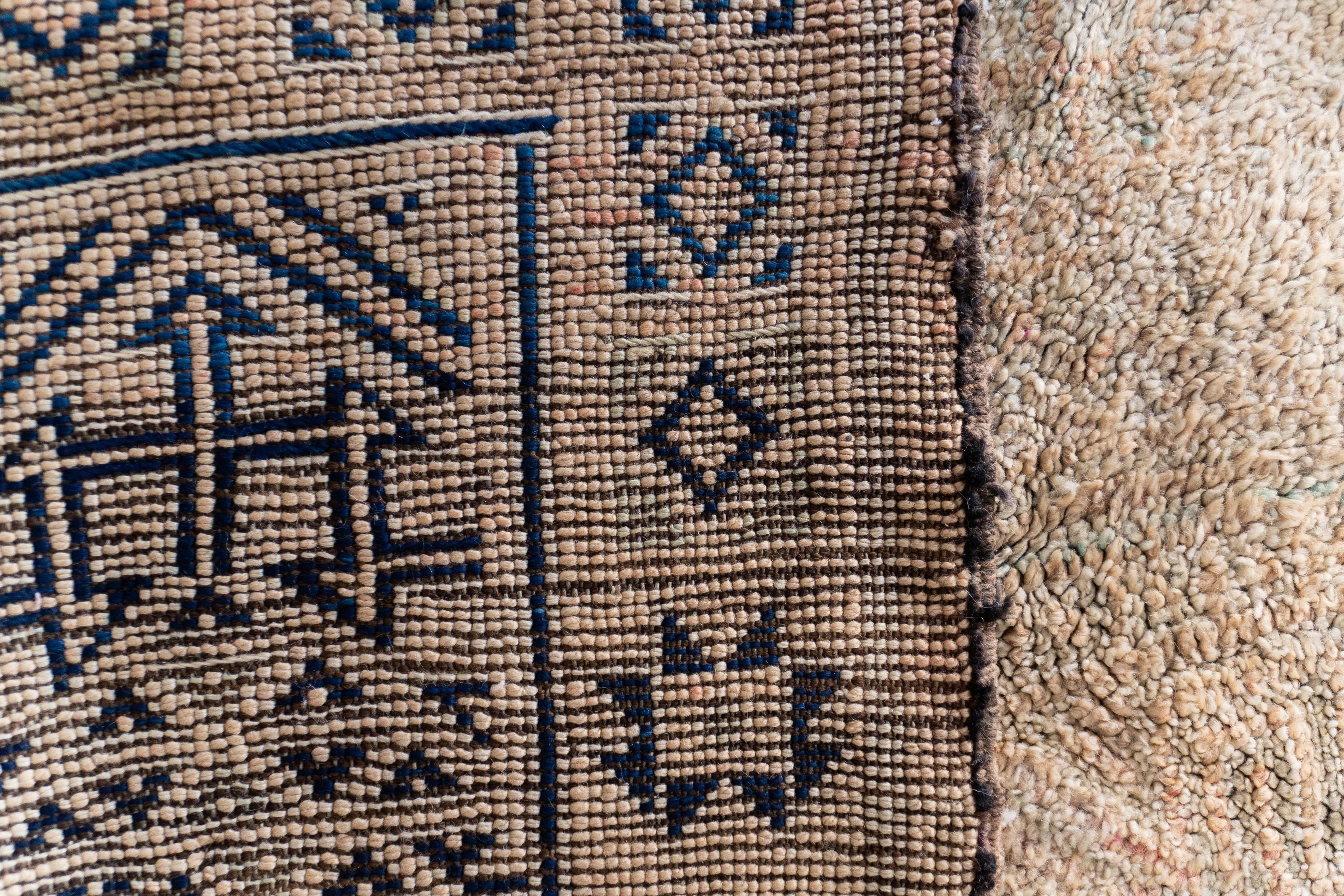 Wool Beige Vintage Moroccan Berber Rug from 70s 100% wool 5.7x10 Ft 175x300 Cm For Sale