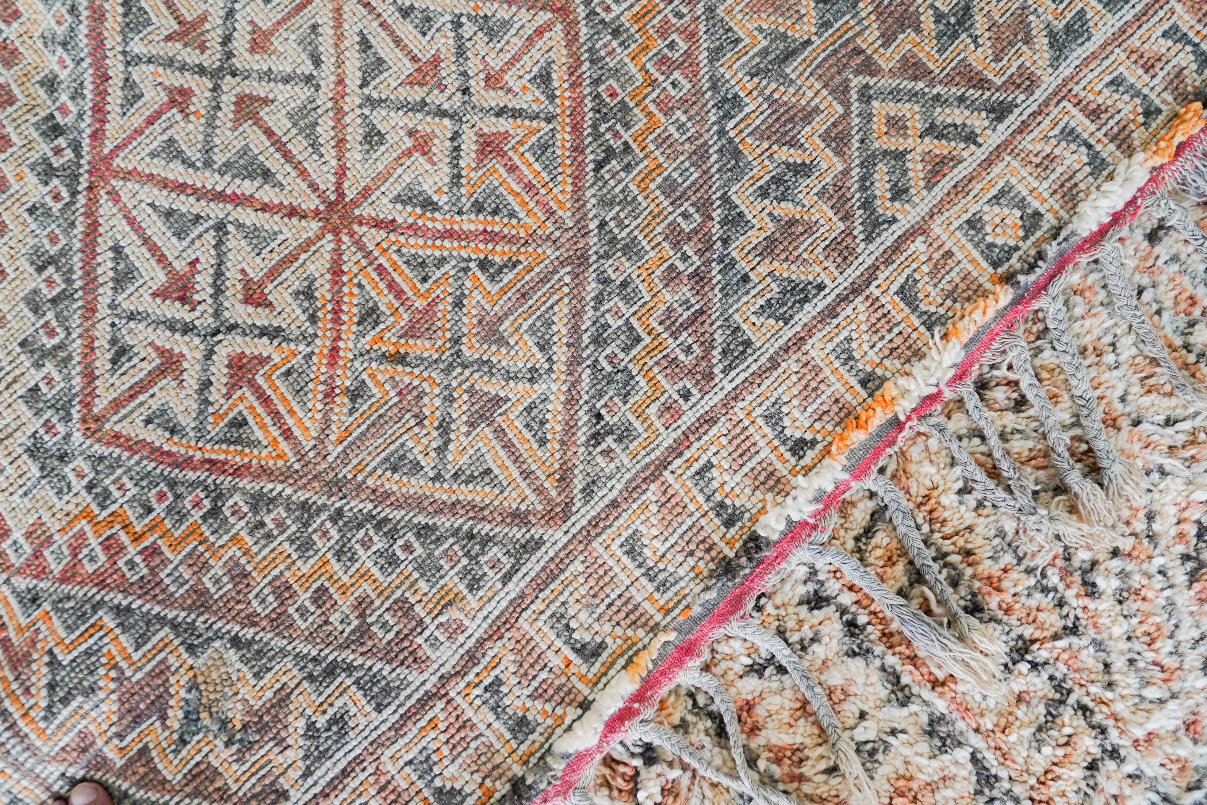 Beigefarbener marokkanischer Berberteppich aus den 70ern  100% Wolle  6.6x14 Ft 200x420 Cm im Zustand „Gut“ im Angebot in Salé, MA
