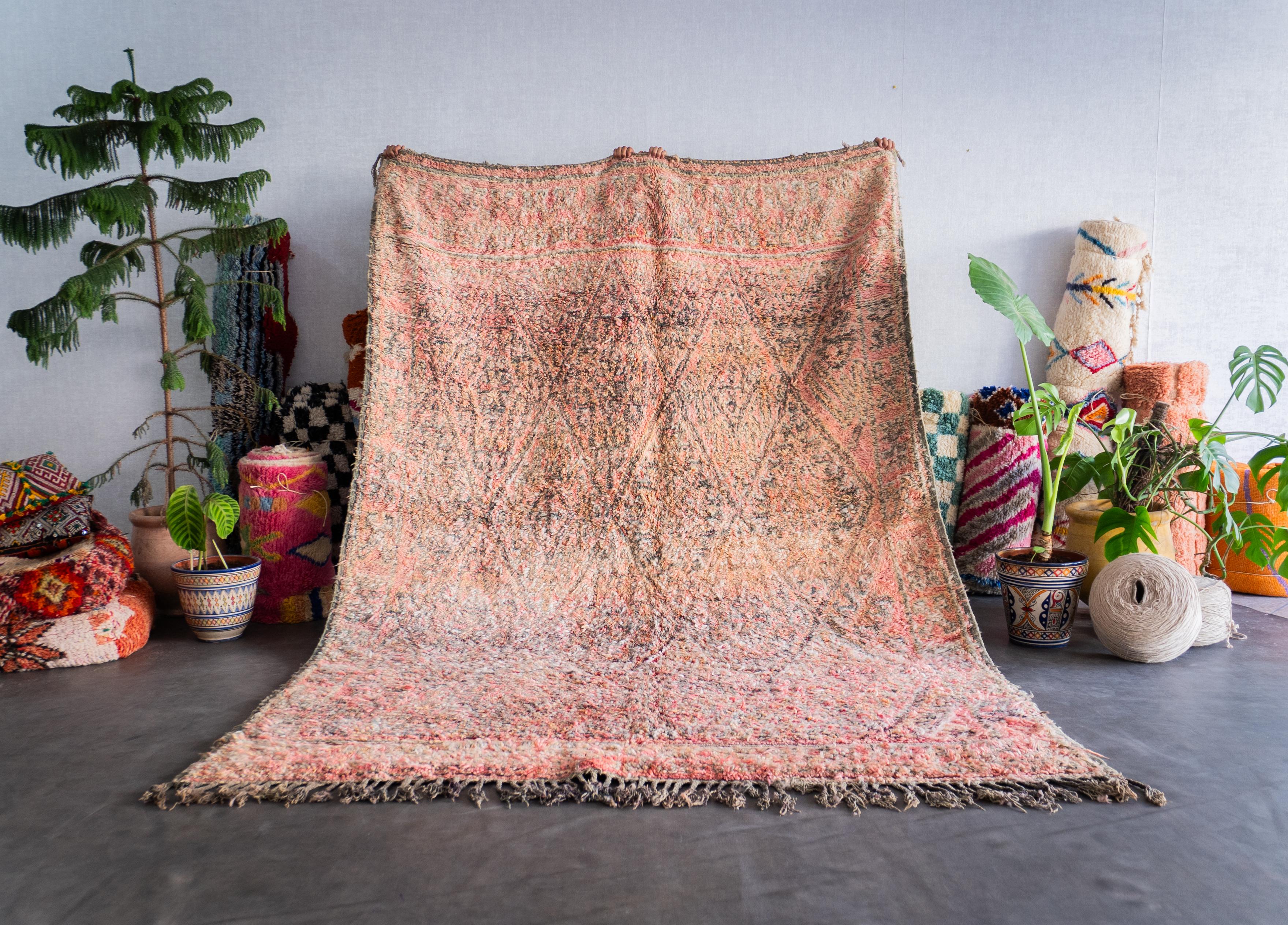 Entdecken Sie das reiche Erbe, das in unseren marokkanischen Vintage-Teppich eingewoben ist. Jeder Berberteppich wird von erfahrenen Kunsthandwerkern mit bewährten Techniken handgefertigt und ist ein einzigartiges Zeugnis der marokkanischen Kultur.