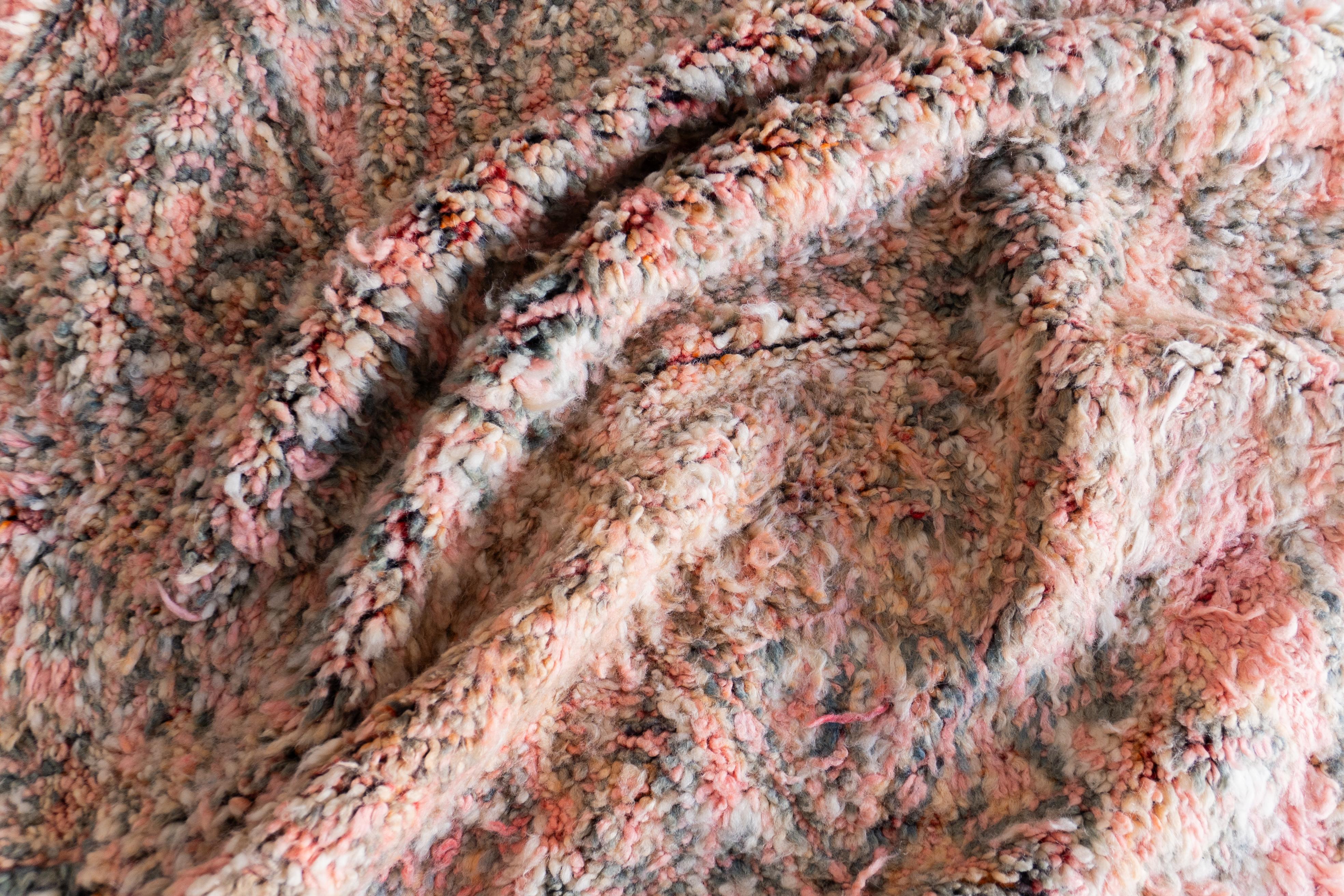 Beigefarbener marokkanischer Berberteppich aus den 70ern  100% Wolle 7.2x10.3 Ft 220x315 Cm im Zustand „Gut“ im Angebot in Salé, MA