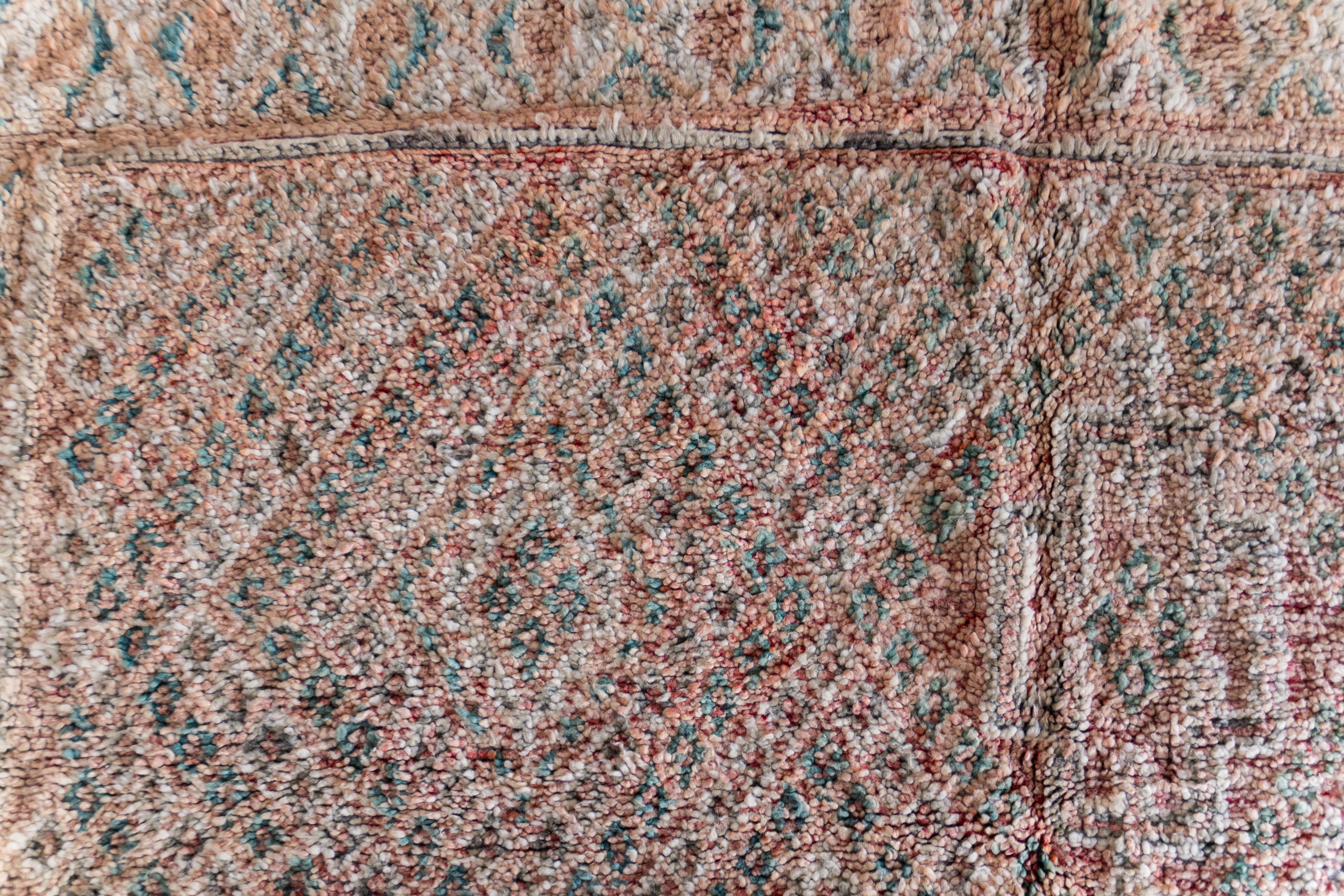 Beigefarbener marokkanischer Berberteppich aus den 70ern  100% Wolle  7,5x11 Ft 230x330 Cm im Zustand „Gut“ im Angebot in Salé, MA