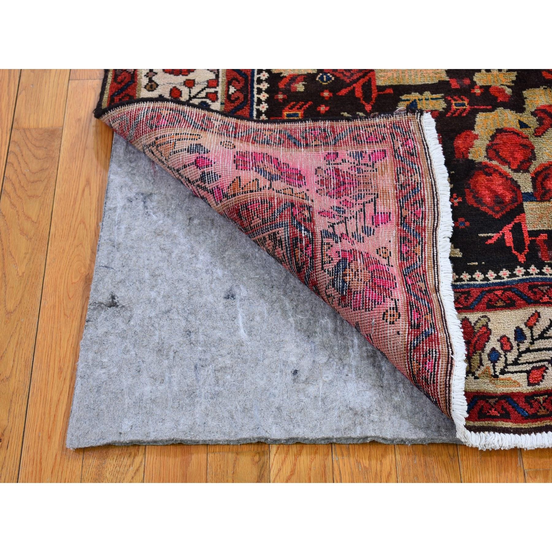Handgeknüpfter persischer Karabakh-Teppich aus Wolle im ländlichen Dorf-Stil in Beige, Vintage (Persisch) im Angebot
