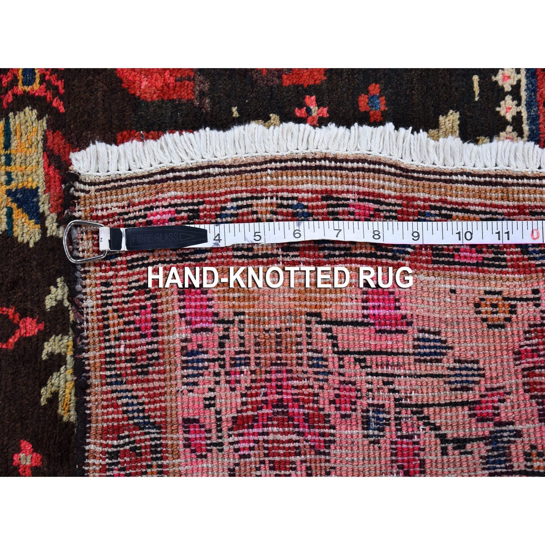 Handgeknüpfter persischer Karabakh-Teppich aus Wolle im ländlichen Dorf-Stil in Beige, Vintage im Angebot 1
