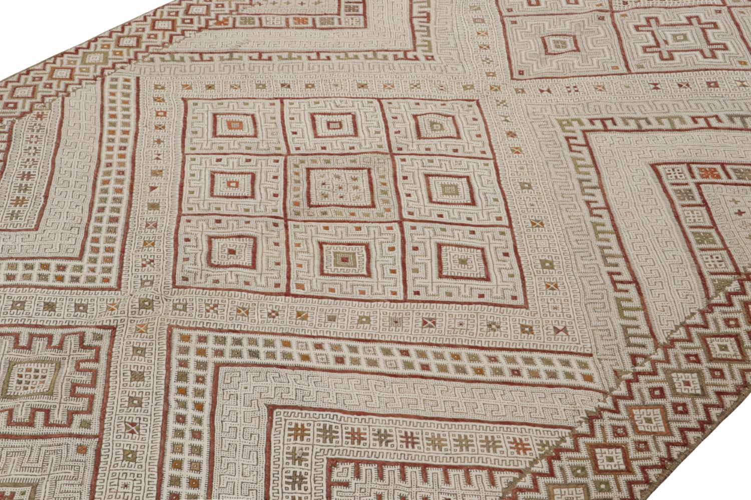 Beigefarbener Vintage Zayane Marokkanischer Kilim Teppich mit geometrischem Muster, von Rug & Kilim im Zustand „Gut“ im Angebot in Long Island City, NY
