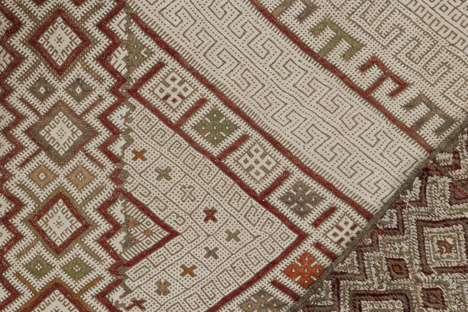 Beigefarbener Vintage Zayane Marokkanischer Kilim Teppich mit geometrischem Muster, von Rug & Kilim im Angebot 1