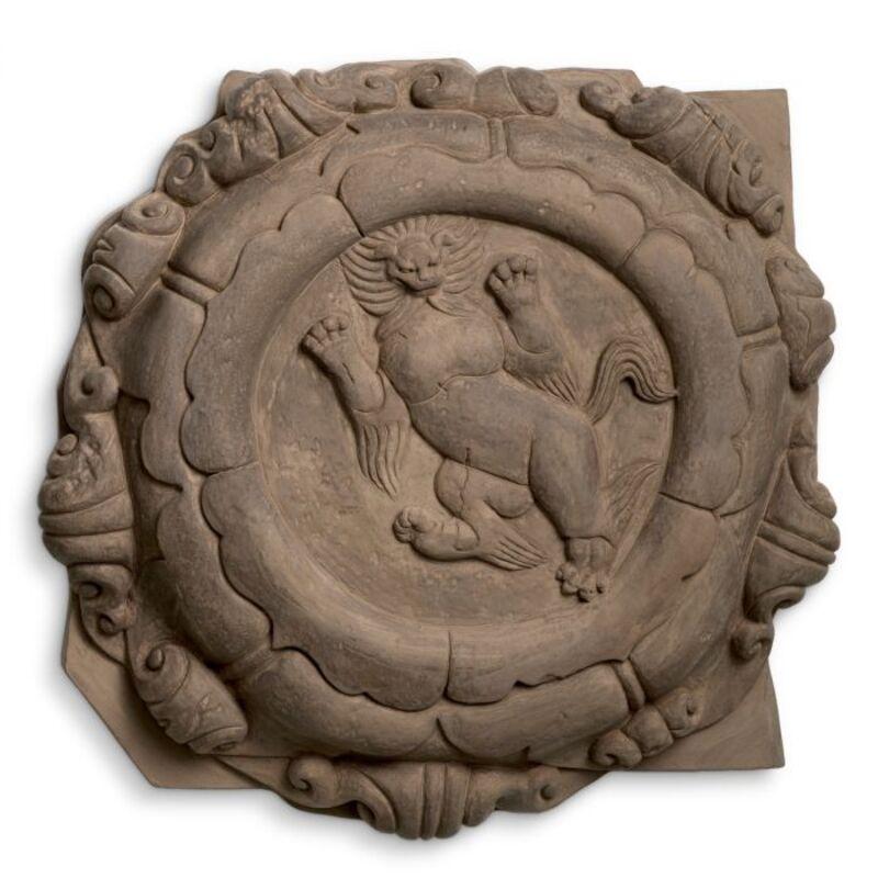 Français Médaillons muraux beiges à motifs de la dynastie Liao, ensemble de deux en vente