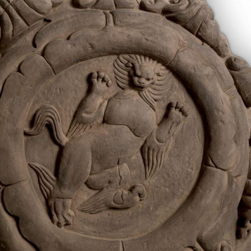 20ième siècle Médaillons muraux beiges à motifs de la dynastie Liao, ensemble de deux en vente