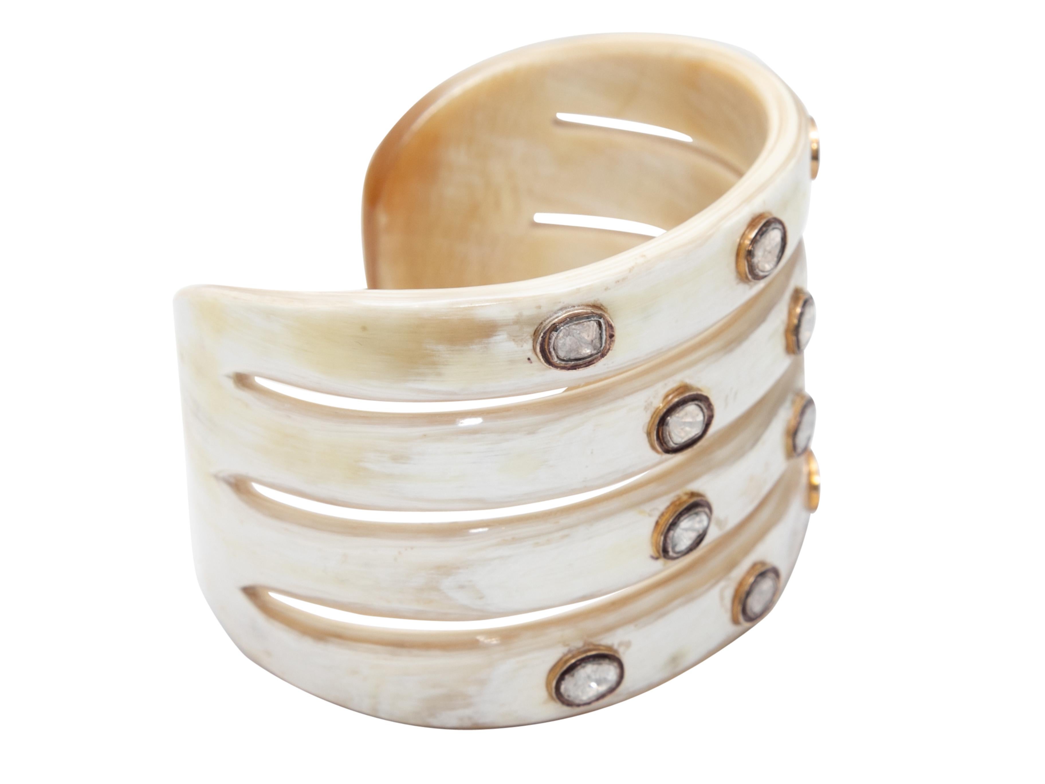 Bracelet manchette en corne et diamant tranché beige et blanc par Arthur Mader. 2