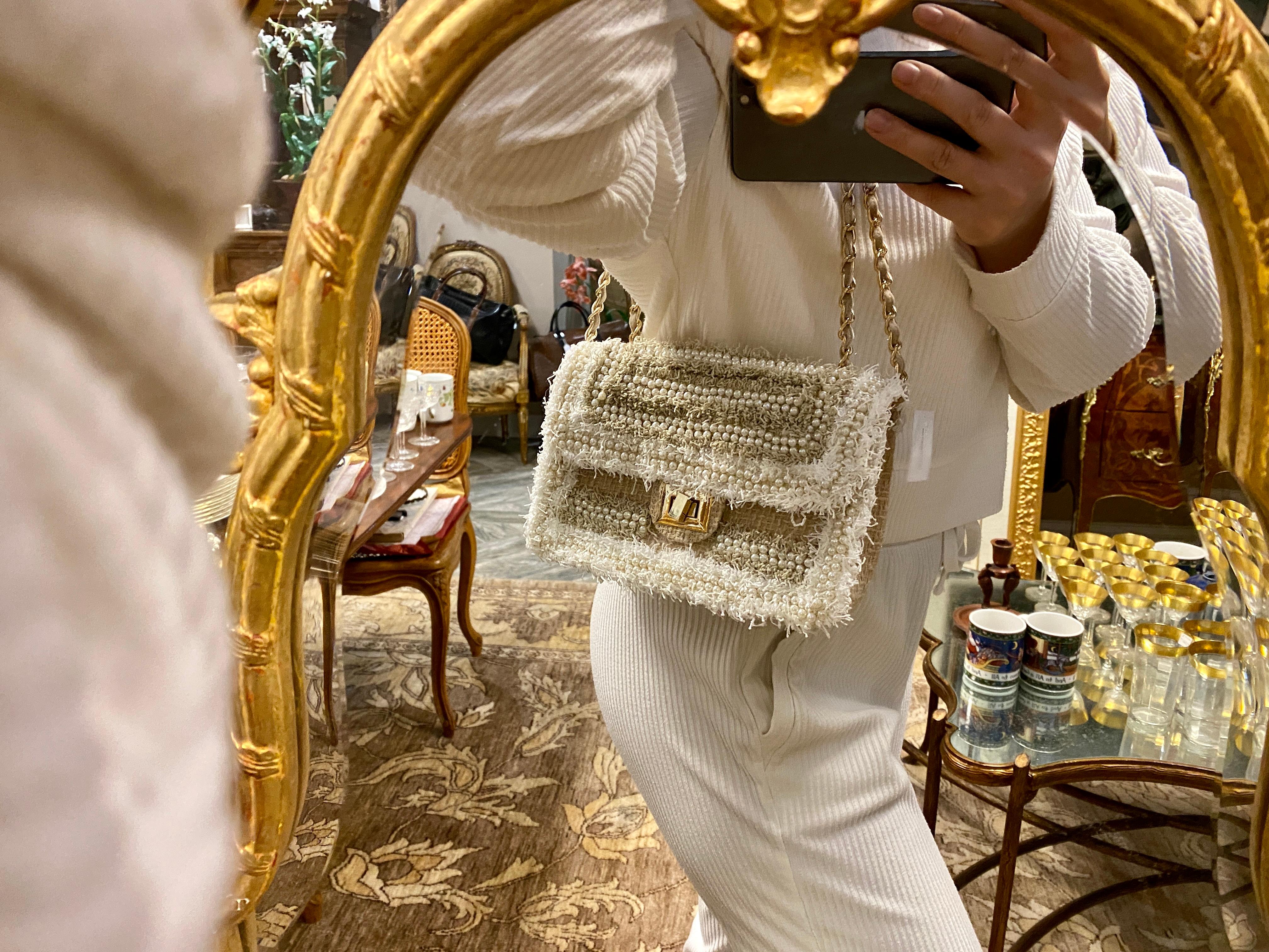 Beige & White Faux Pearl  Woven Crossbody Bag  In New Condition For Sale In Carlsbad, CA