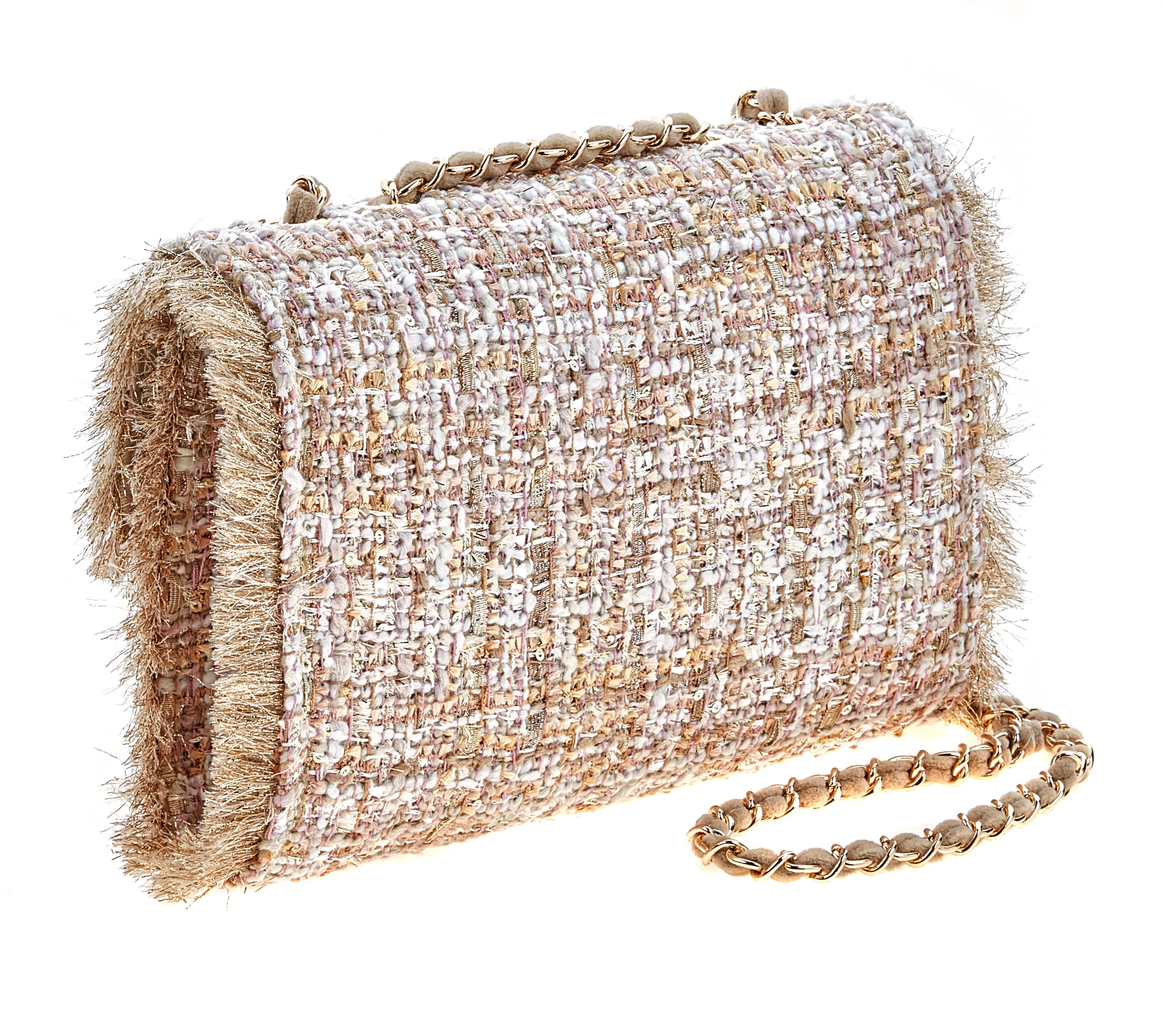The Brielle is a classic flap bag with a plush felt woven through the chain for a softer and more elegant look.
DESCRIPTION
Fold-over flap with turn-lock closure
Tweed w/fringed edges
Non-removable woven velvet chain crossbody strap
Zippered