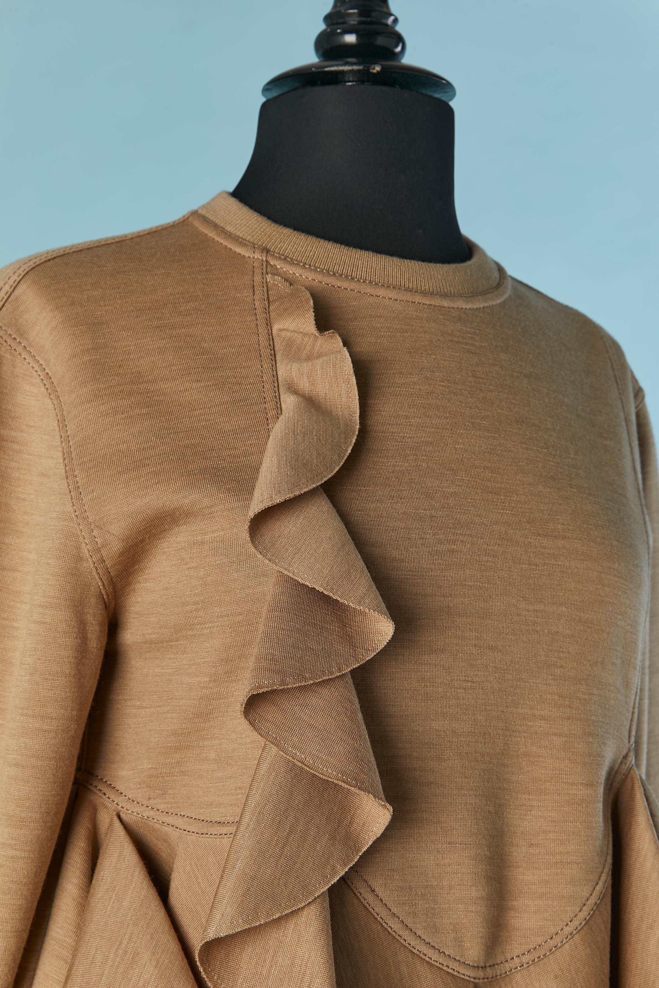 Jersey de punto de lana beige con volantes asimétricos y borde cortado en crudo. Composición del tejido principal: lana. Ribetes: 90% lana, 9% poliamida, 1% elastán. 
Corte de puntada superior 
TALLA XS en la etiqueta pero es mas probable que sea M 