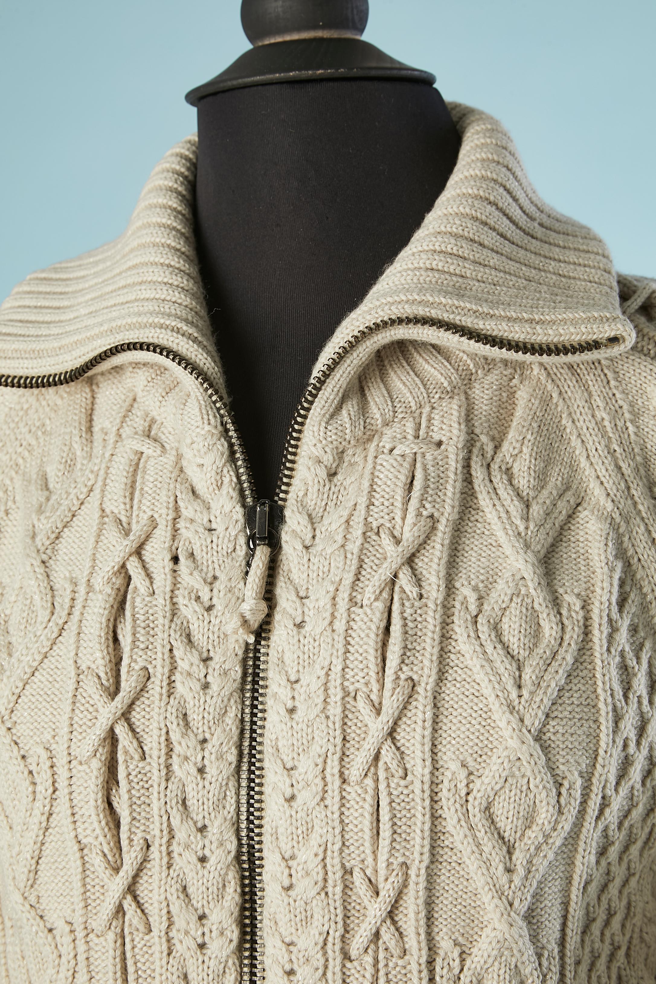 Beige wool knit cardigan with zip.
Knit composition: 96% wool, 3% polyester, 2% nylon. 
SIZE L 