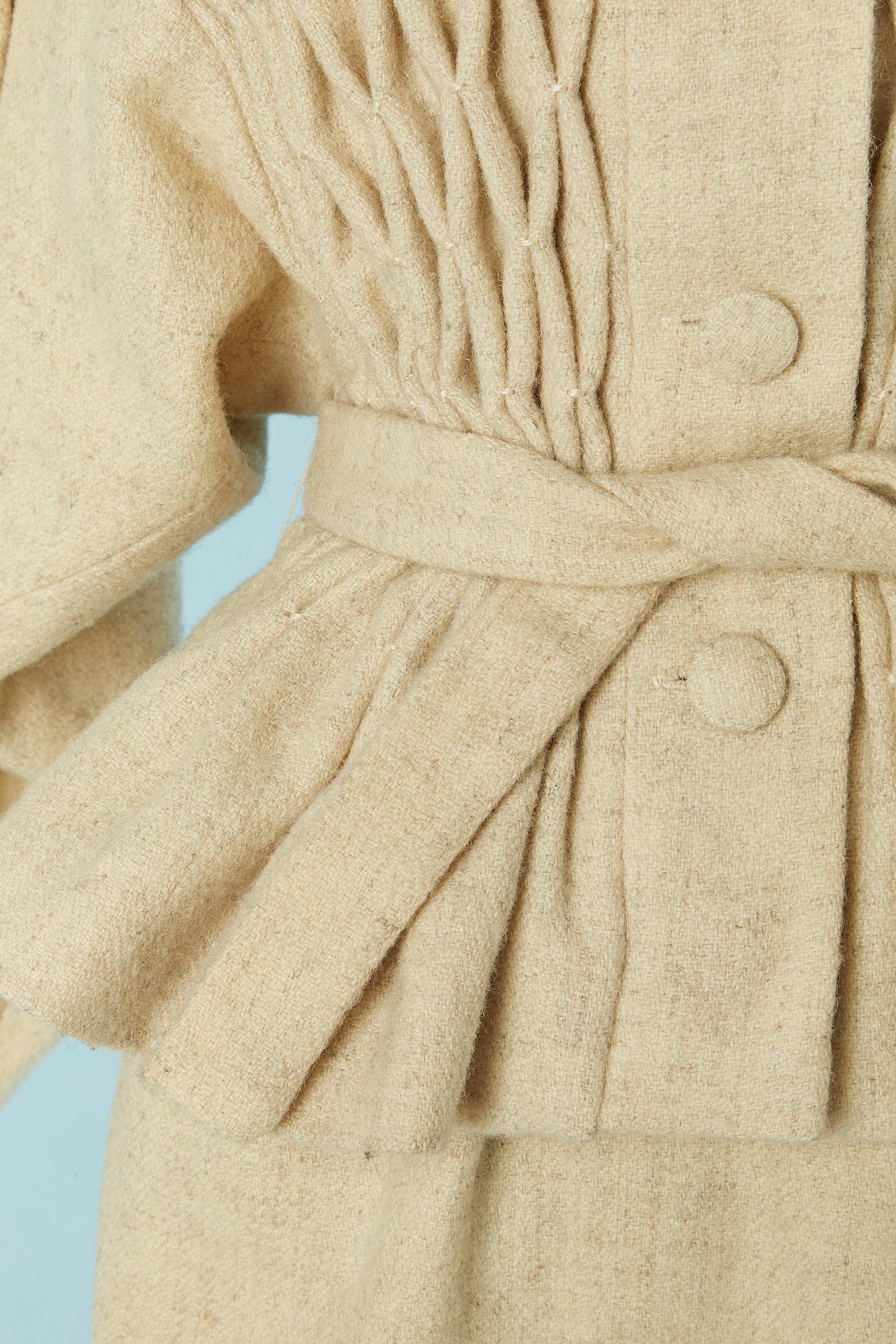 Beige Tailleur jupe en laine beige avec smock sur le devant de la veste Emmanuelle KHANH en vente