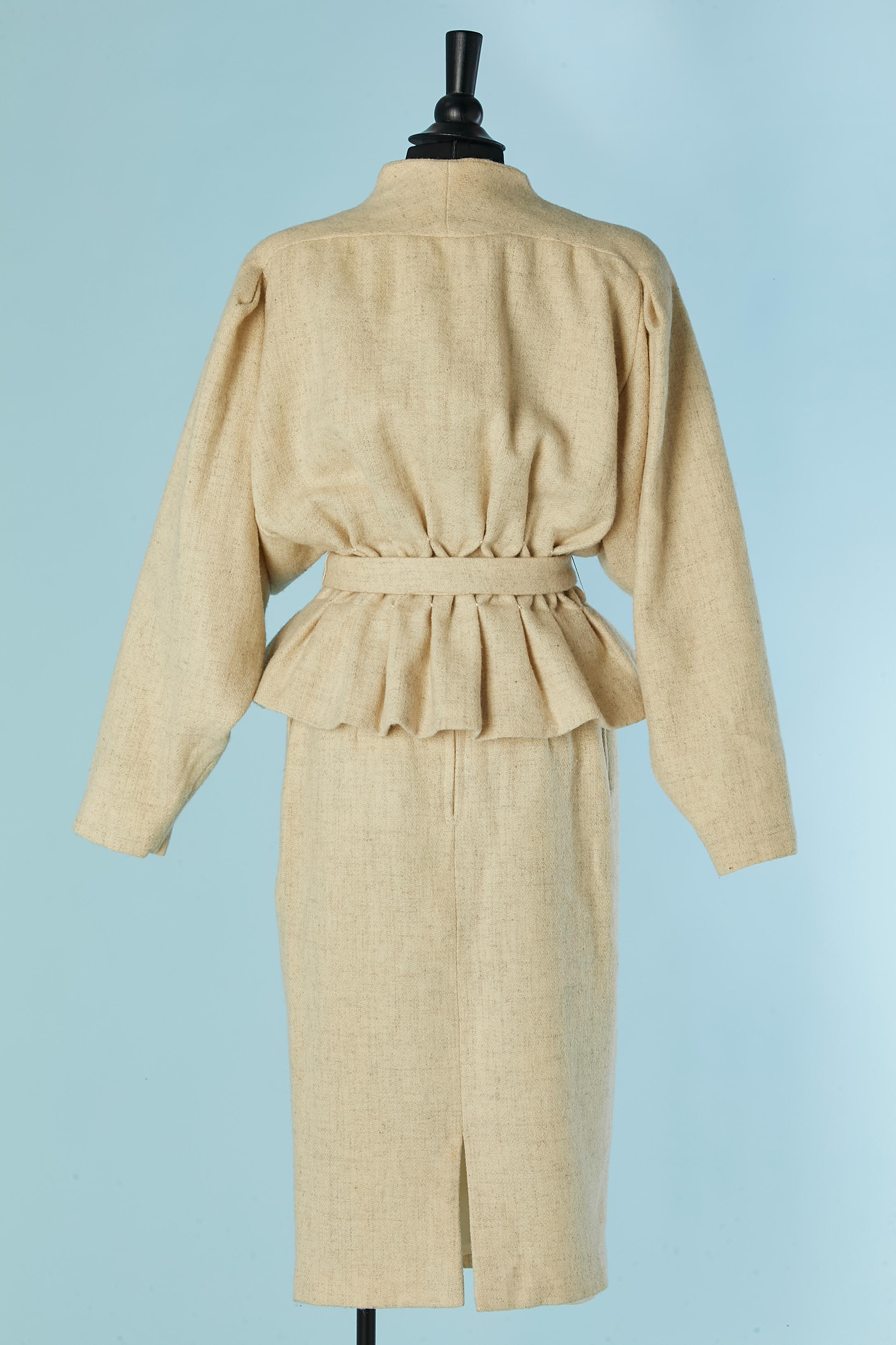 Tailleur jupe en laine beige avec smock sur le devant de la veste Emmanuelle KHANH en vente 1