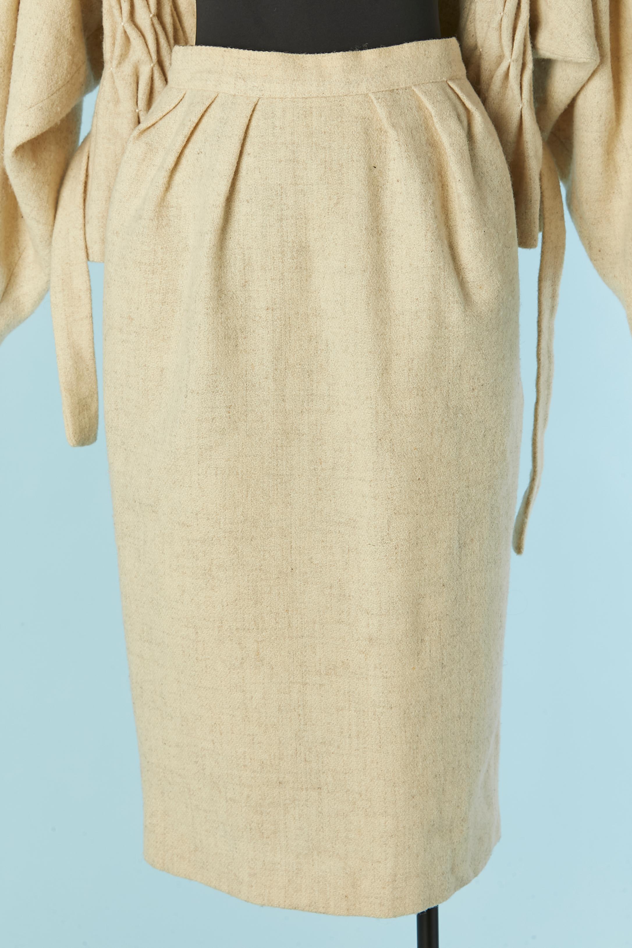 Tailleur jupe en laine beige avec smock sur le devant de la veste Emmanuelle KHANH en vente 2
