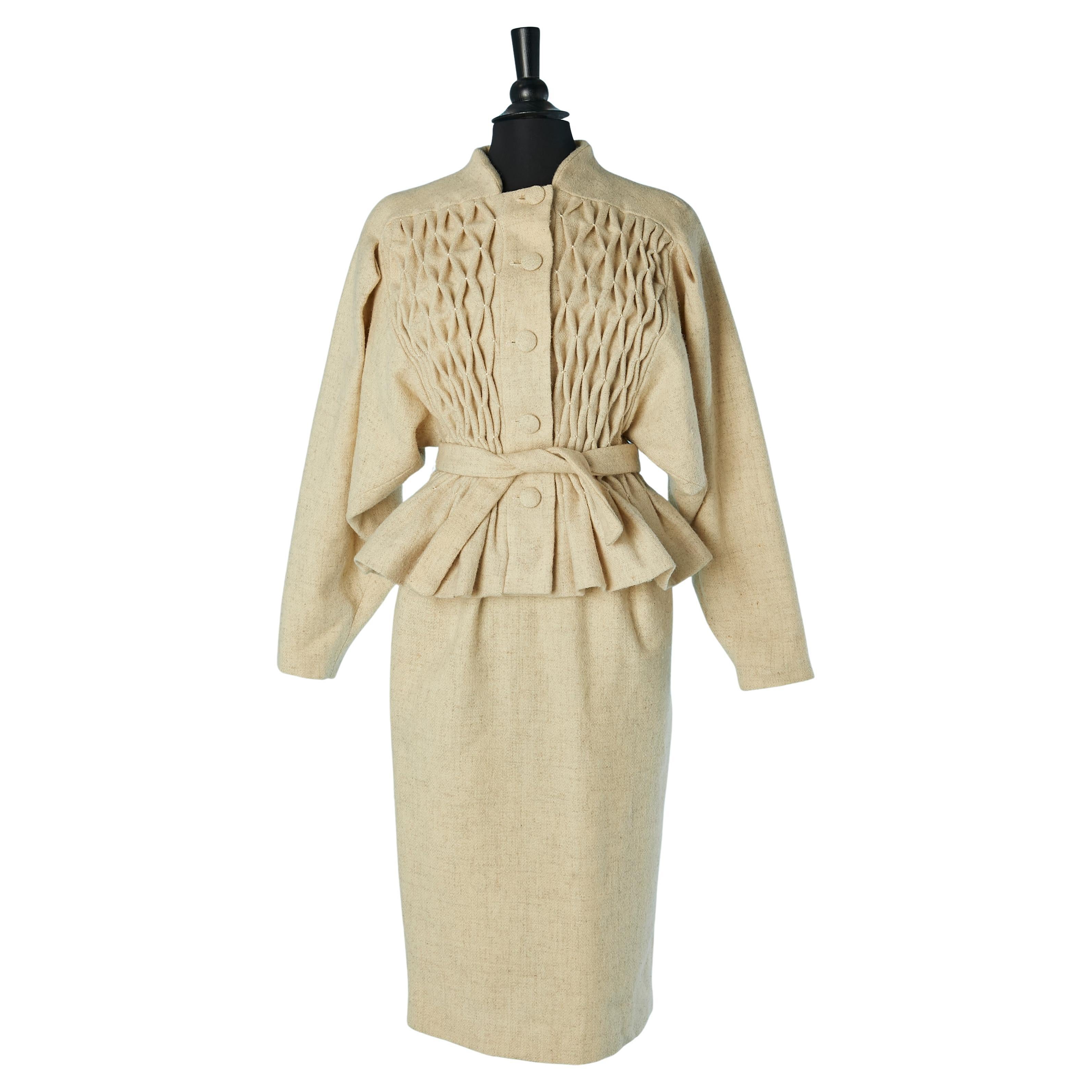 Tailleur jupe en laine beige avec smock sur le devant de la veste Emmanuelle KHANH en vente