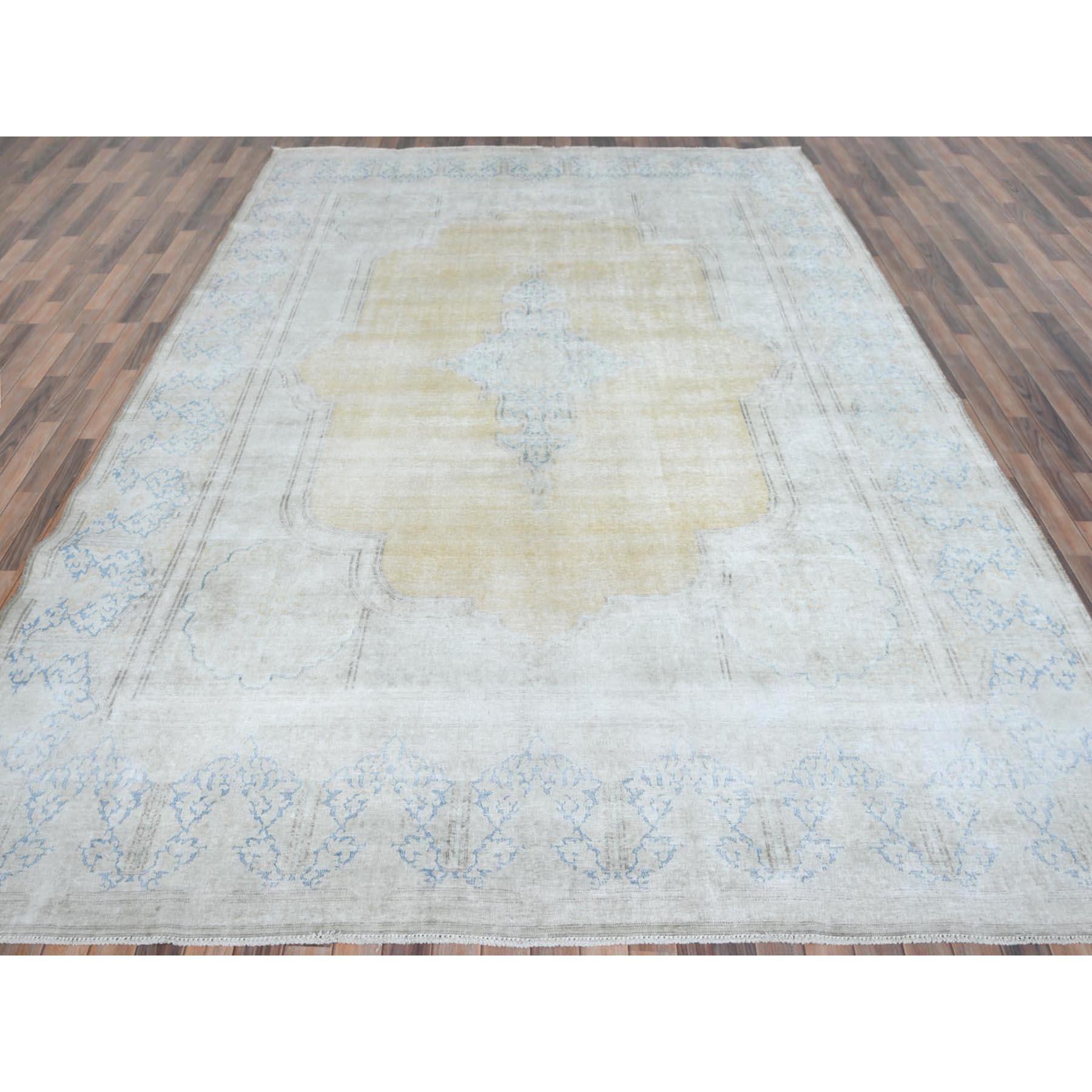 Alfombra Kerman Persa Antigua de Lana Fina Anudada a Mano de Aspecto Desgastado Beige Medieval en venta