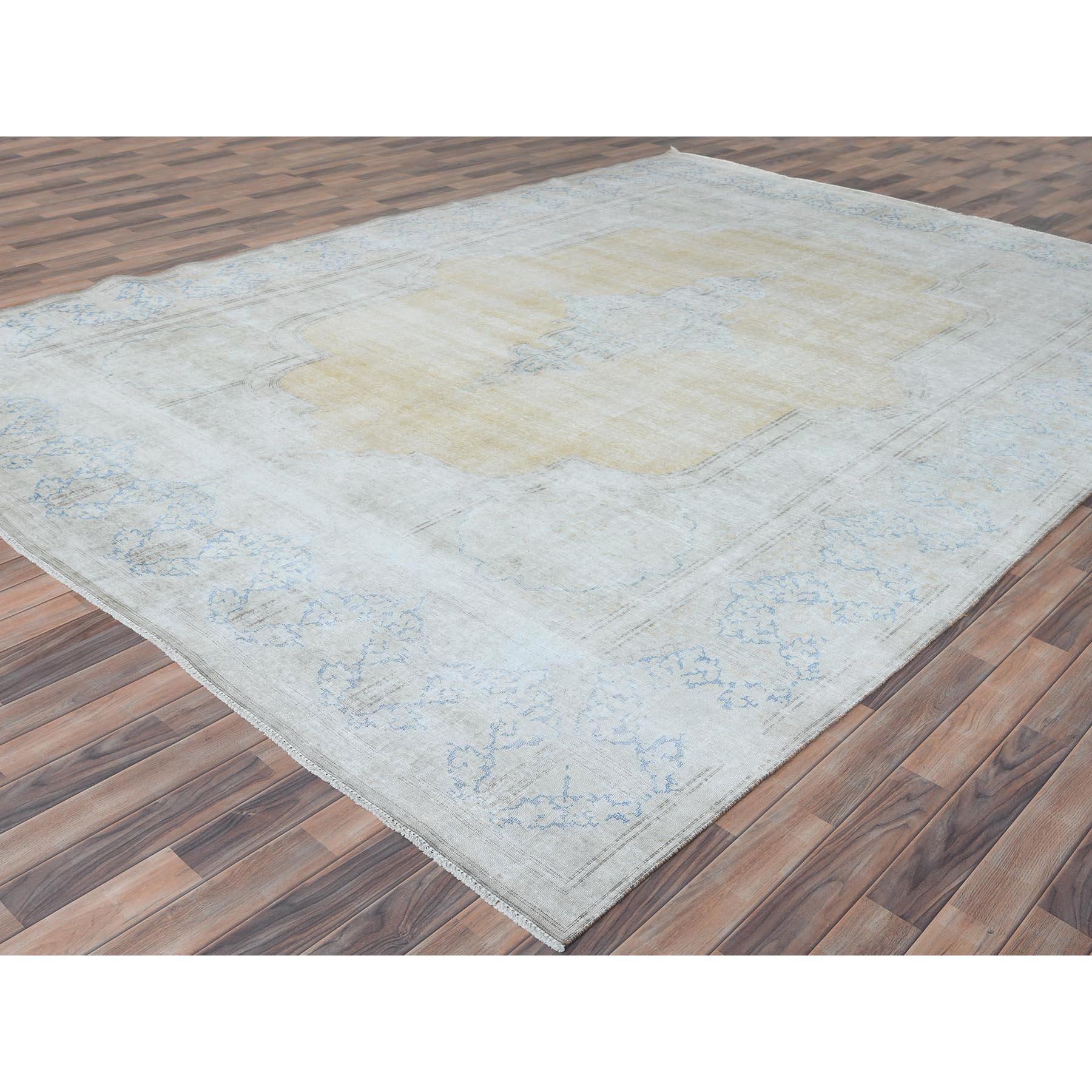 Alfombra Kerman Persa Antigua de Lana Fina Anudada a Mano de Aspecto Desgastado Beige Anudado a mano en venta