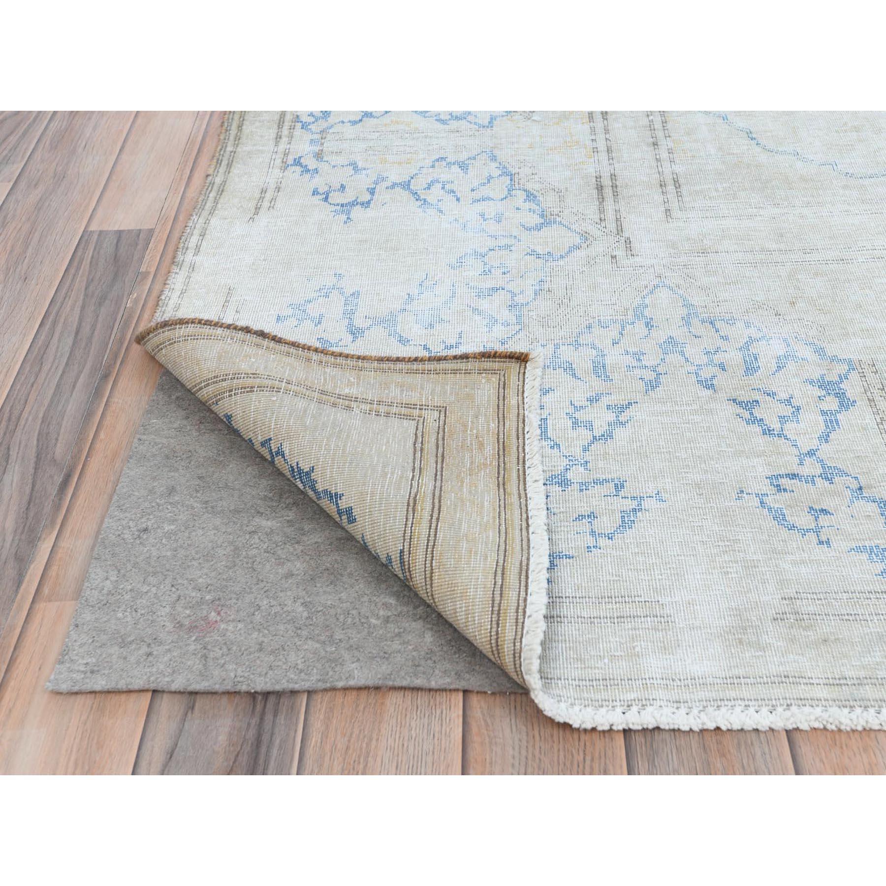 Alfombra Kerman Persa Antigua de Lana Fina Anudada a Mano de Aspecto Desgastado Beige en Bueno estado para la venta en Carlstadt, NJ