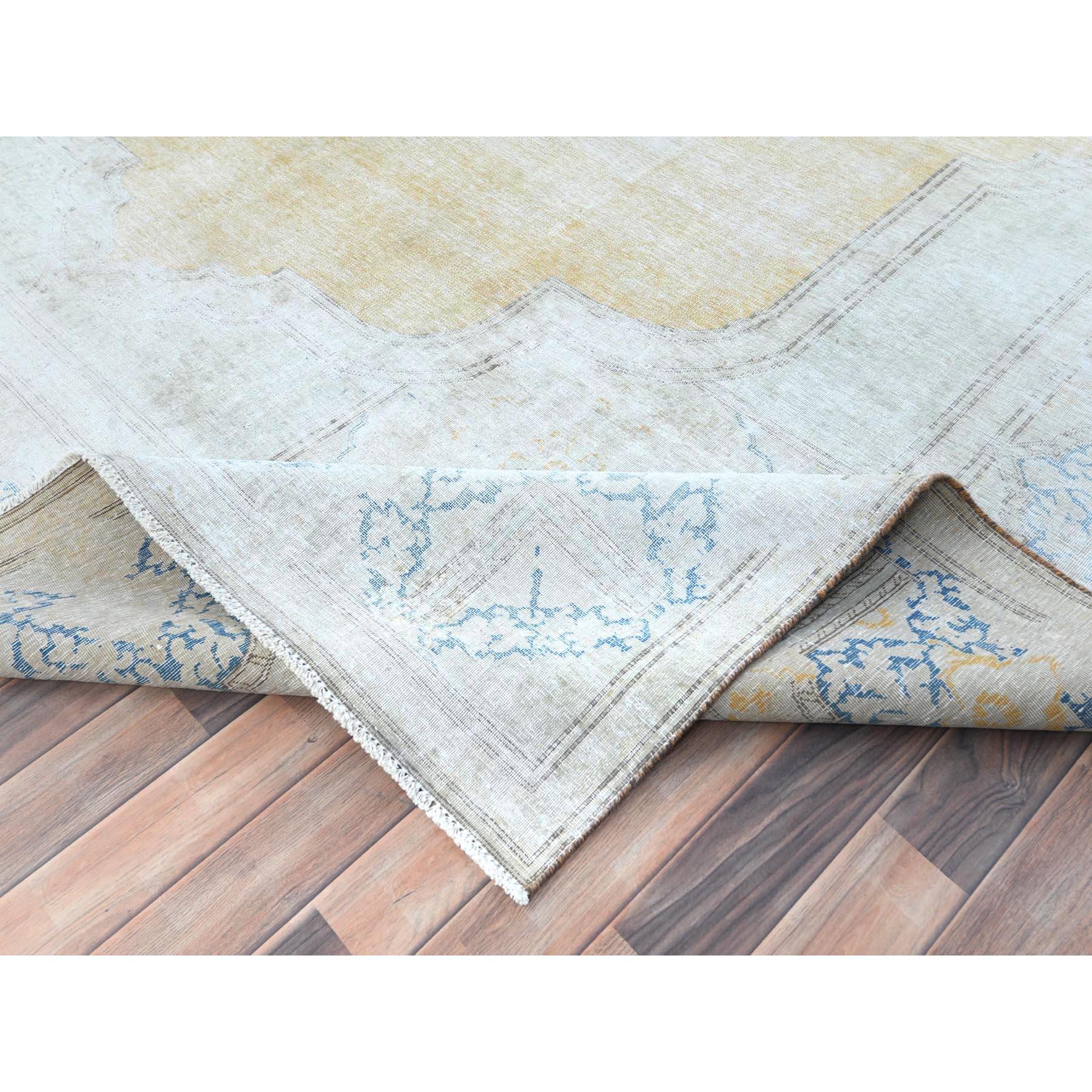 Alfombra Kerman Persa Antigua de Lana Fina Anudada a Mano de Aspecto Desgastado Beige en venta 1
