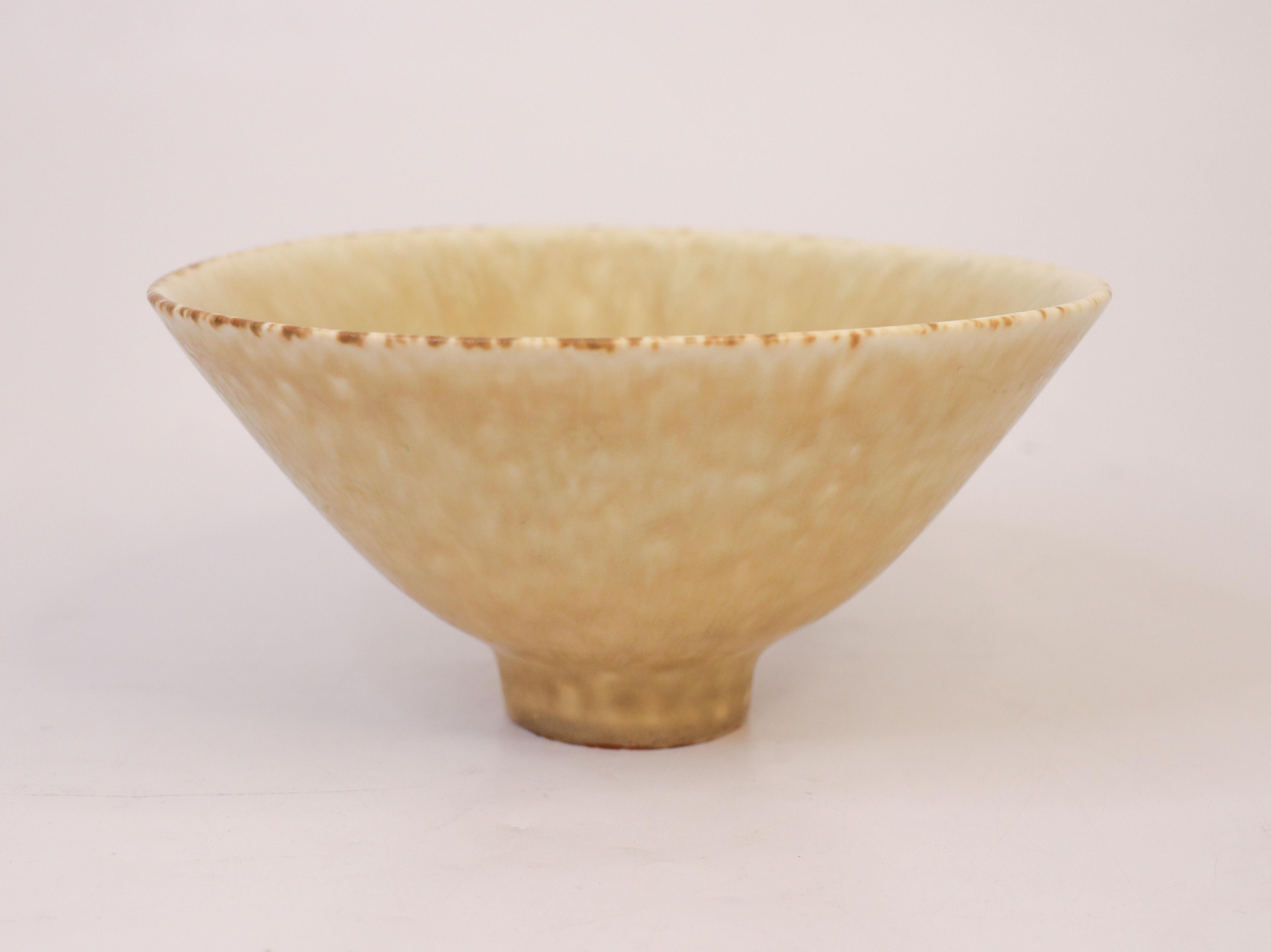 Un bol beige/jaune conçu par Carl-Harry Stålhane chez Rörstrand, le bol mesure 18,5 cm de diamètre. Il est en excellent état et marqué comme étant de 1ère qualité. 

Carl-Harry Stålhane est l'un des grands noms de la céramique scandinave du milieu