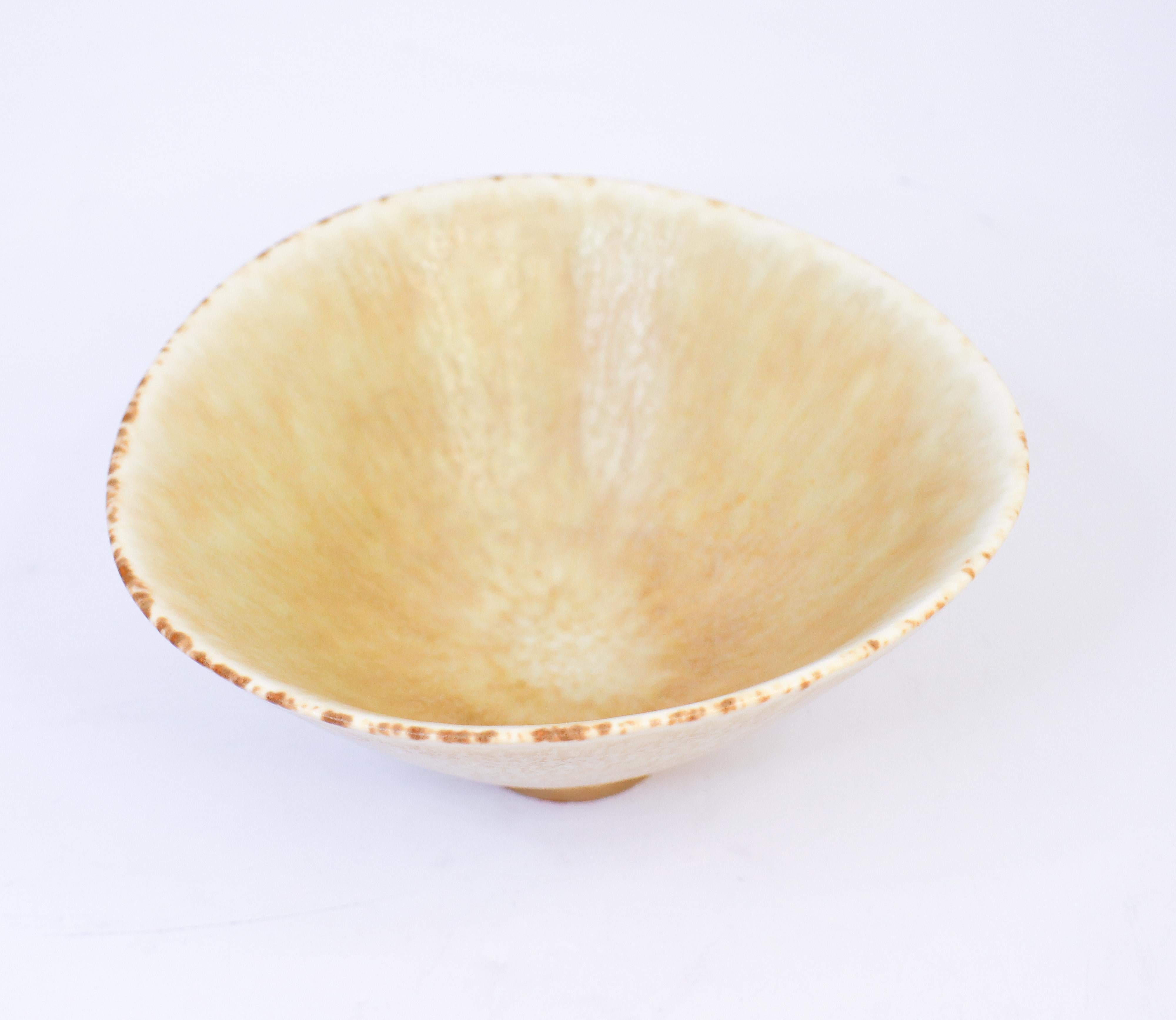 Bol en céramique beige / jaune - Carl-Harry Stålhane - Rörstrand  Milieu du 20e siècle Excellent état - En vente à Stockholm, SE