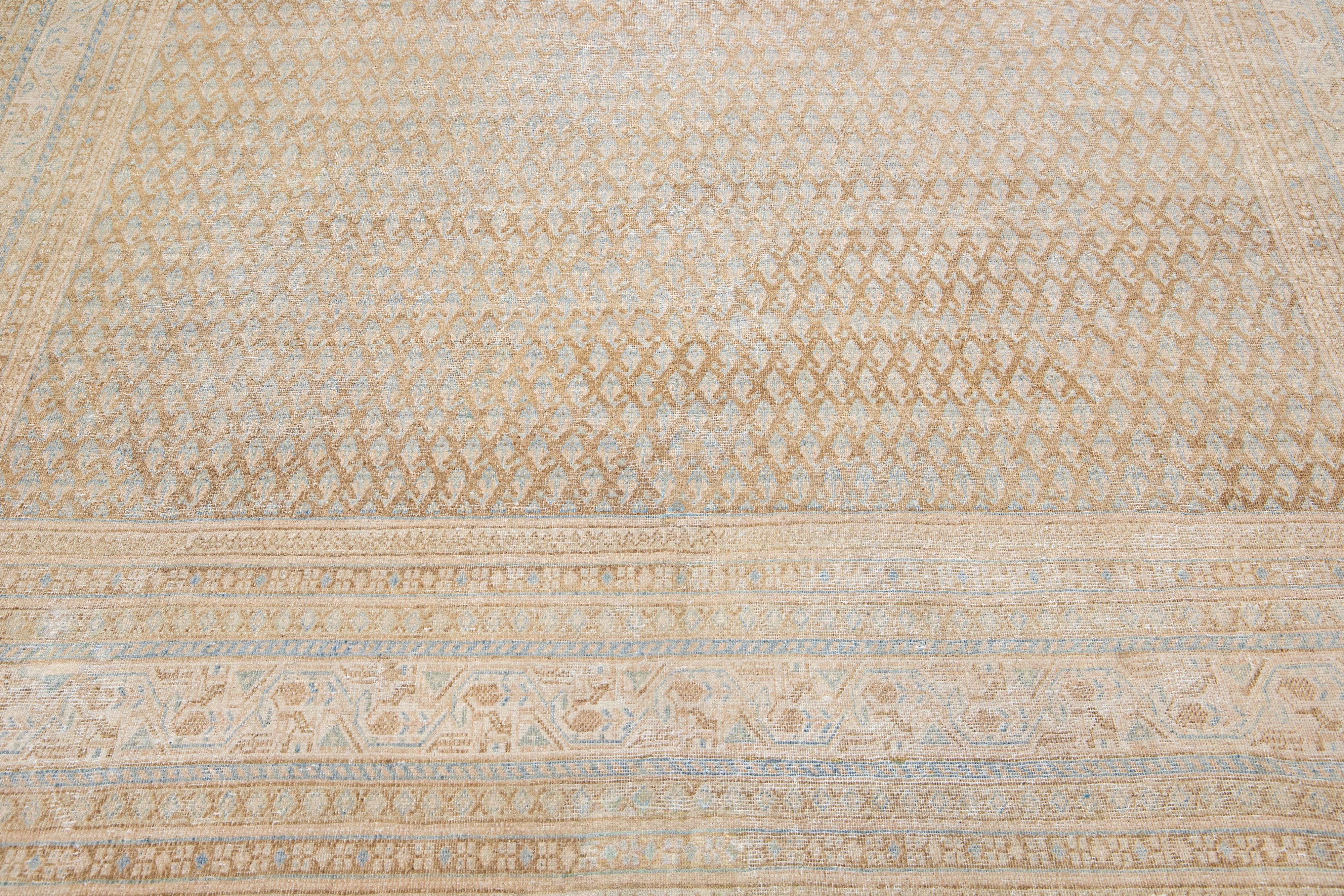 Handgefertigter antiker Hamadan-Wollteppich in Beige mit Allover-Design im Zustand „Gut“ im Angebot in Norwalk, CT