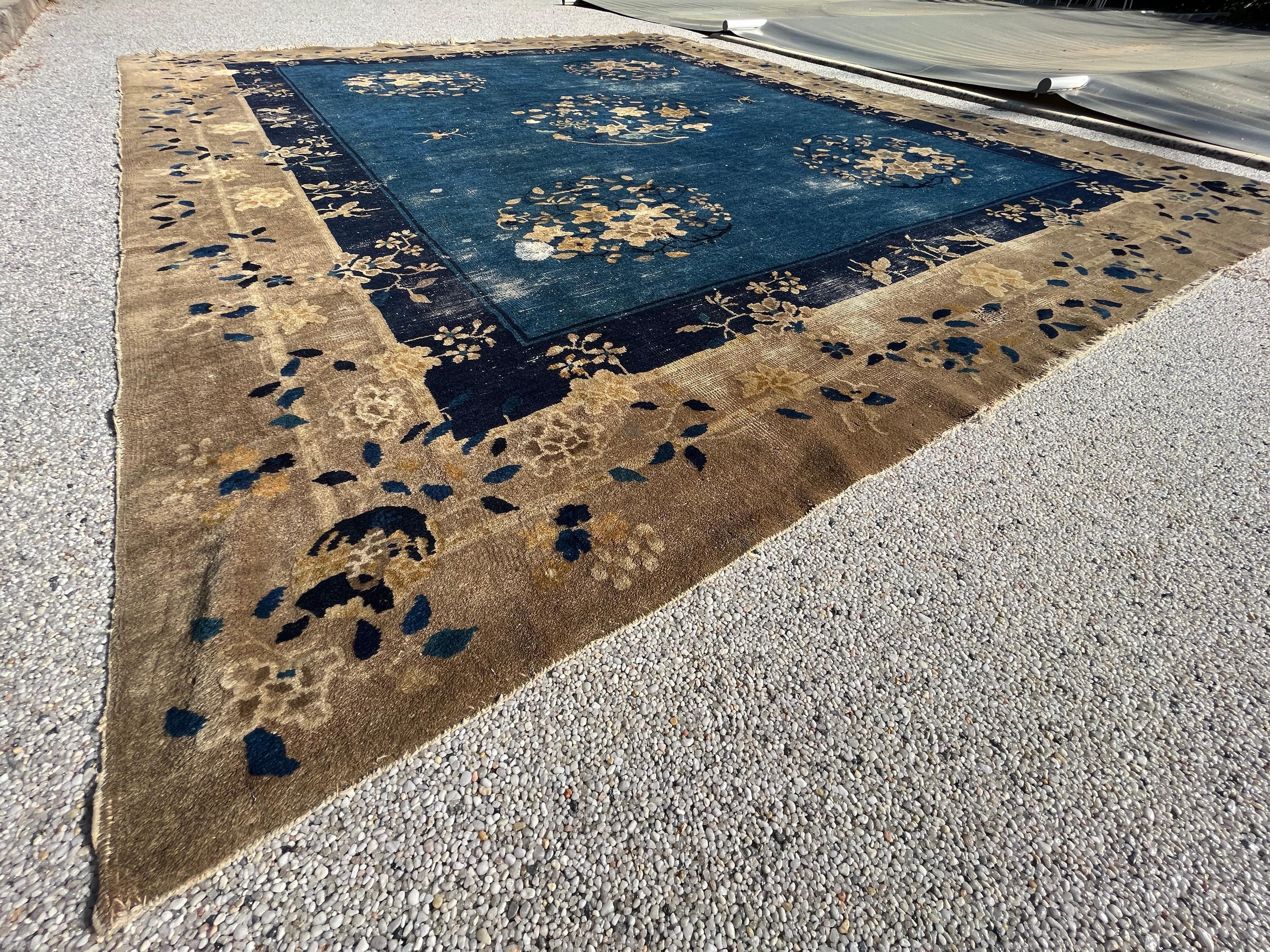 Beijing Chinese Art Deco Rug Circa 1900 In Distressed Condition For Sale In RÉDING, FR