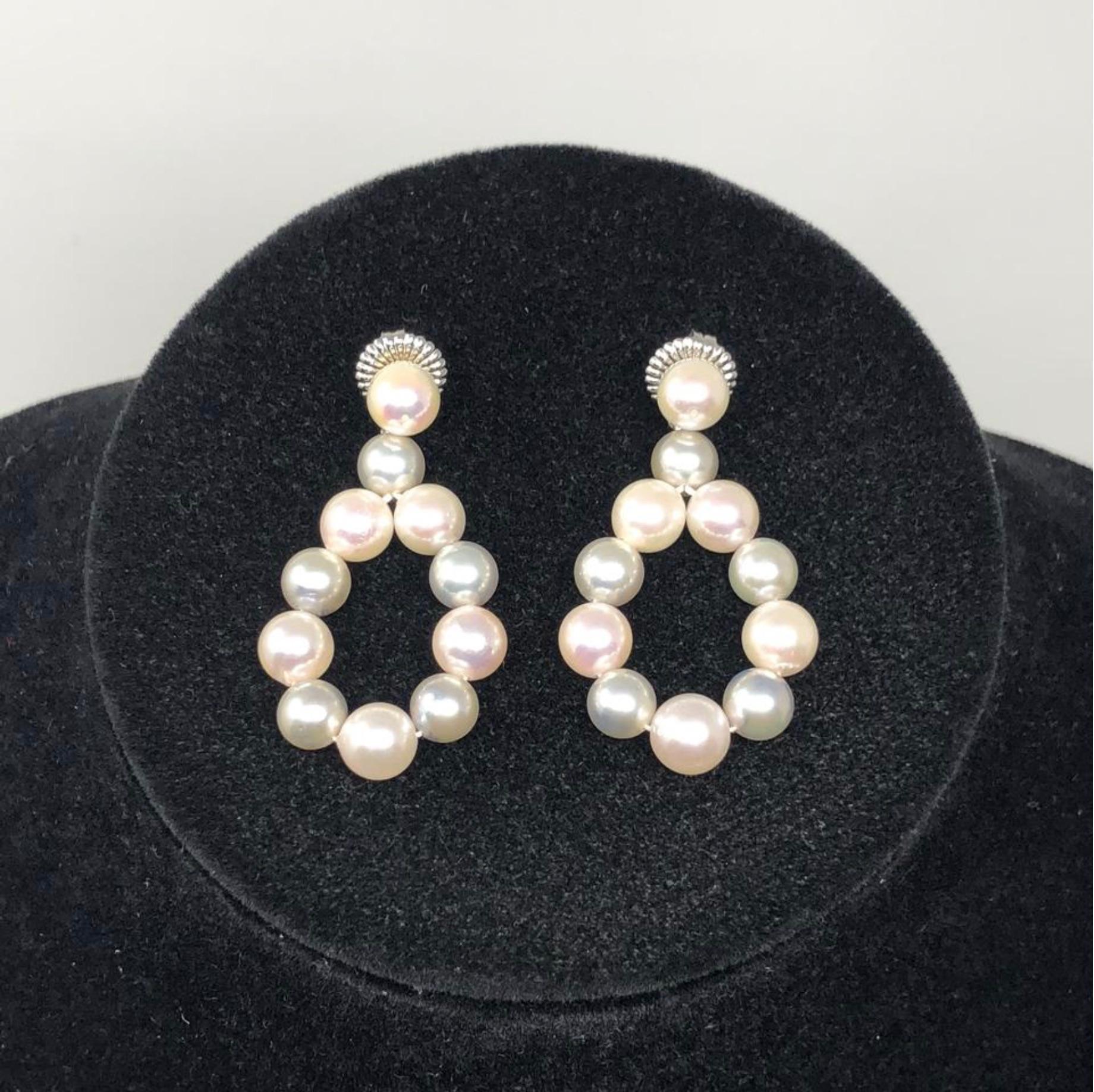 MODEL - Beijing Pearl Market Custom Hanging Loop Grey and White Pearl Earrings 

CONDITION - Exceptional! No signs of wear.

SKU - 2346-FL

ORIGINAL RETAIL PRICE - 350 + tax

MATERIAL - Pearl

WEIGHT - NA

DIMENSIONS - L4-5mm x H4-5mm x D4-5mm (1.5