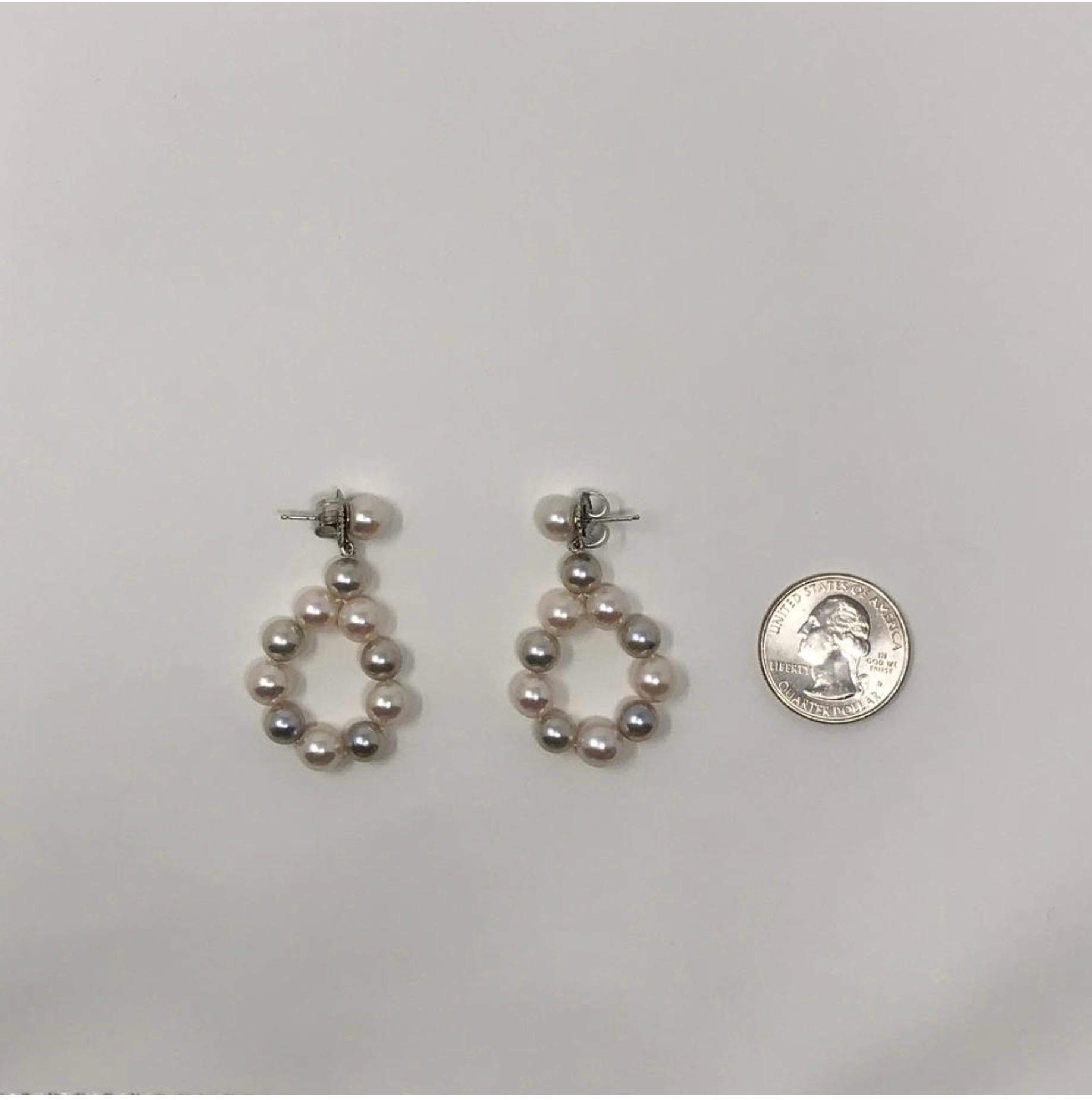 Beijing Pearl Market Custom Hanging Loop Grey and White Pearl Earrings For Sale 4