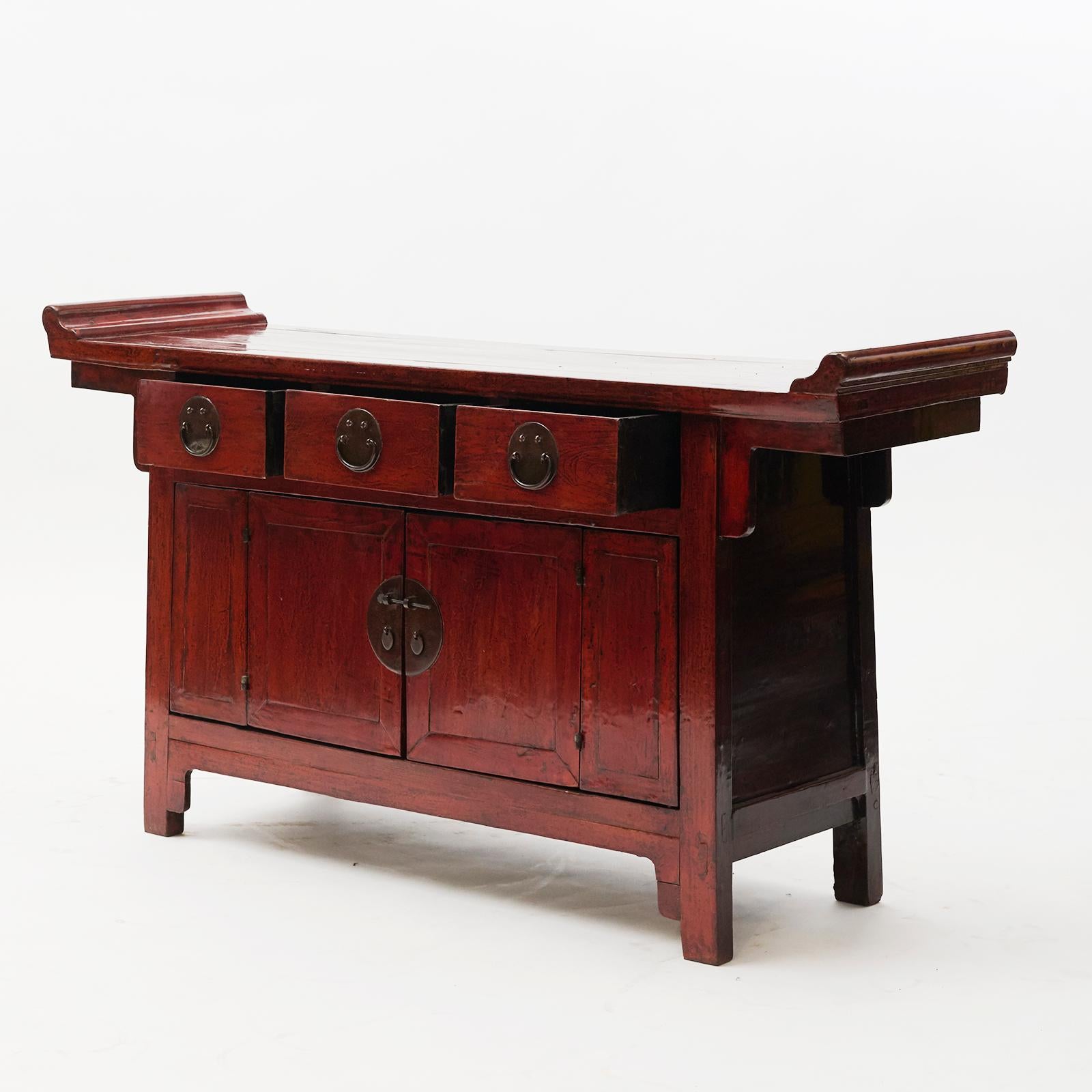 Alter sideboard (also called Beijing sideboard), original red varnish, beautiful patina. 3 drawers, pair of doors (side to doors can be opened). From the Shanxi Province, 1840-1860. Ming style.