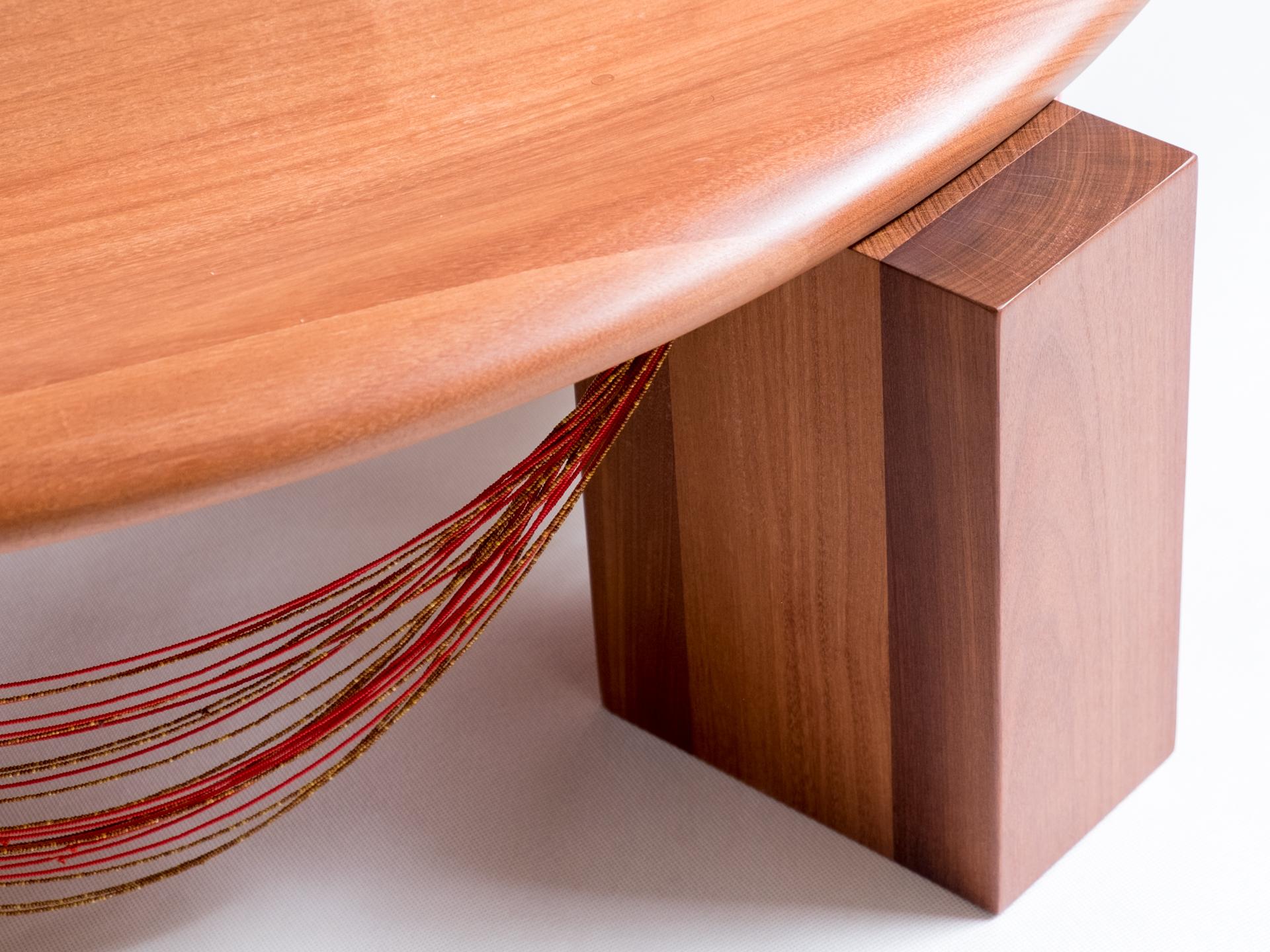 Brésilien Table centrale Beijú : fabriquée à la main au Brésil avec des perles et du bois de Cabreúva en vente