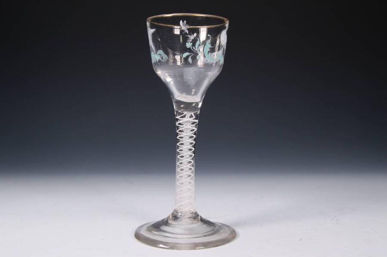Beilby Copa de Vino Esmaltada Opaca Twist Circa 1765 Pintada Pavo real Peahen Dorado Inglés en venta