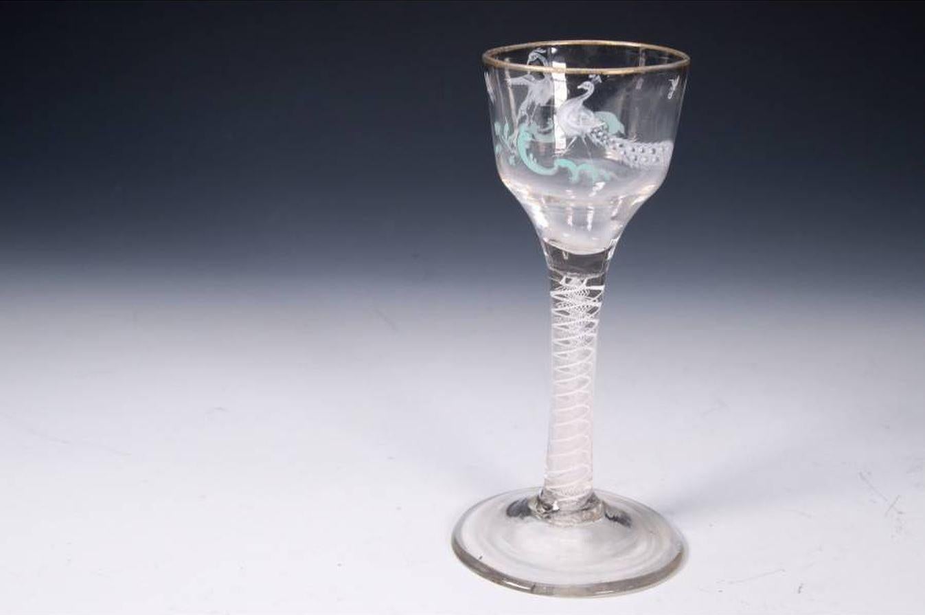 Beilby Copa de Vino Esmaltada Opaca Twist Circa 1765 Pintada Pavo real Peahen Dorado Esmaltado en venta