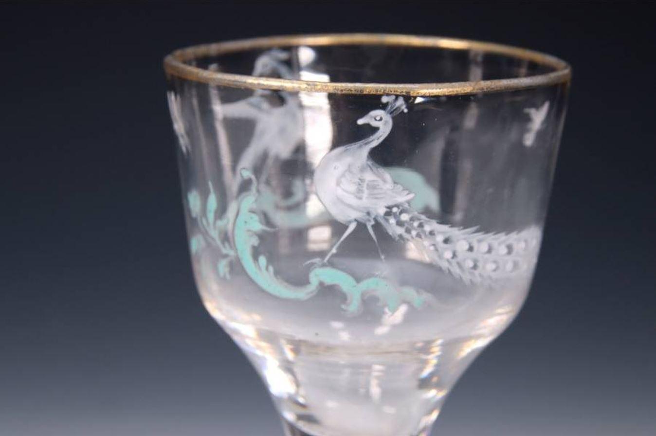 Beilby Copa de Vino Esmaltada Opaca Twist Circa 1765 Pintada Pavo real Peahen Dorado en Bueno estado para la venta en Palm Beach, FL