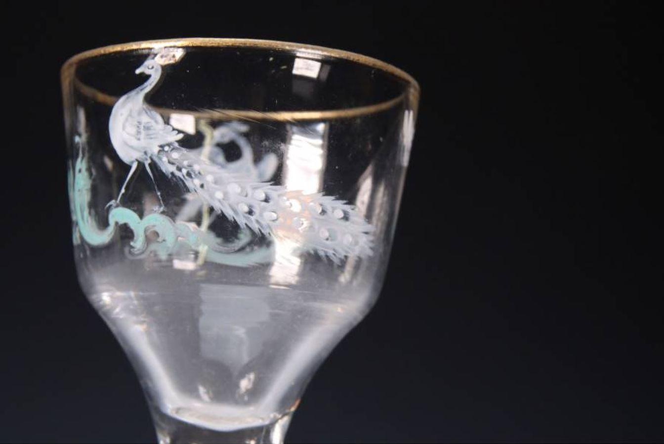 Beilby Copa de Vino Esmaltada Opaca Twist Circa 1765 Pintada Pavo real Peahen Dorado siglo XVIII en venta