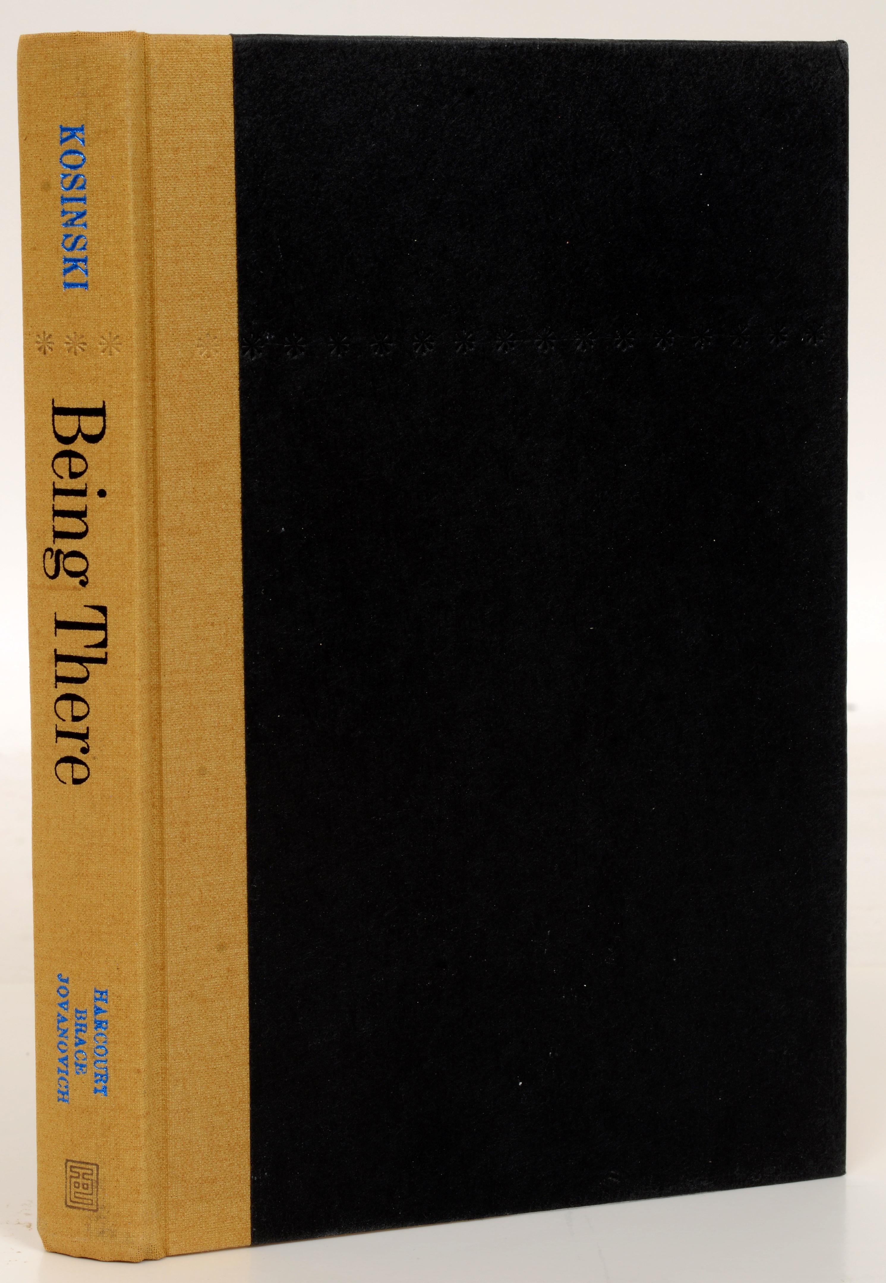 Being There de Jerzy N. Kosinski. Publié par Harcourt Brace Jovanovich, NY, 1970. 1ère édition avec jaquette. 142 pages. couverture rigide. Conception de la jaquette par Hal Siegel. Being There est un roman satirique de l'écrivain d'origine
