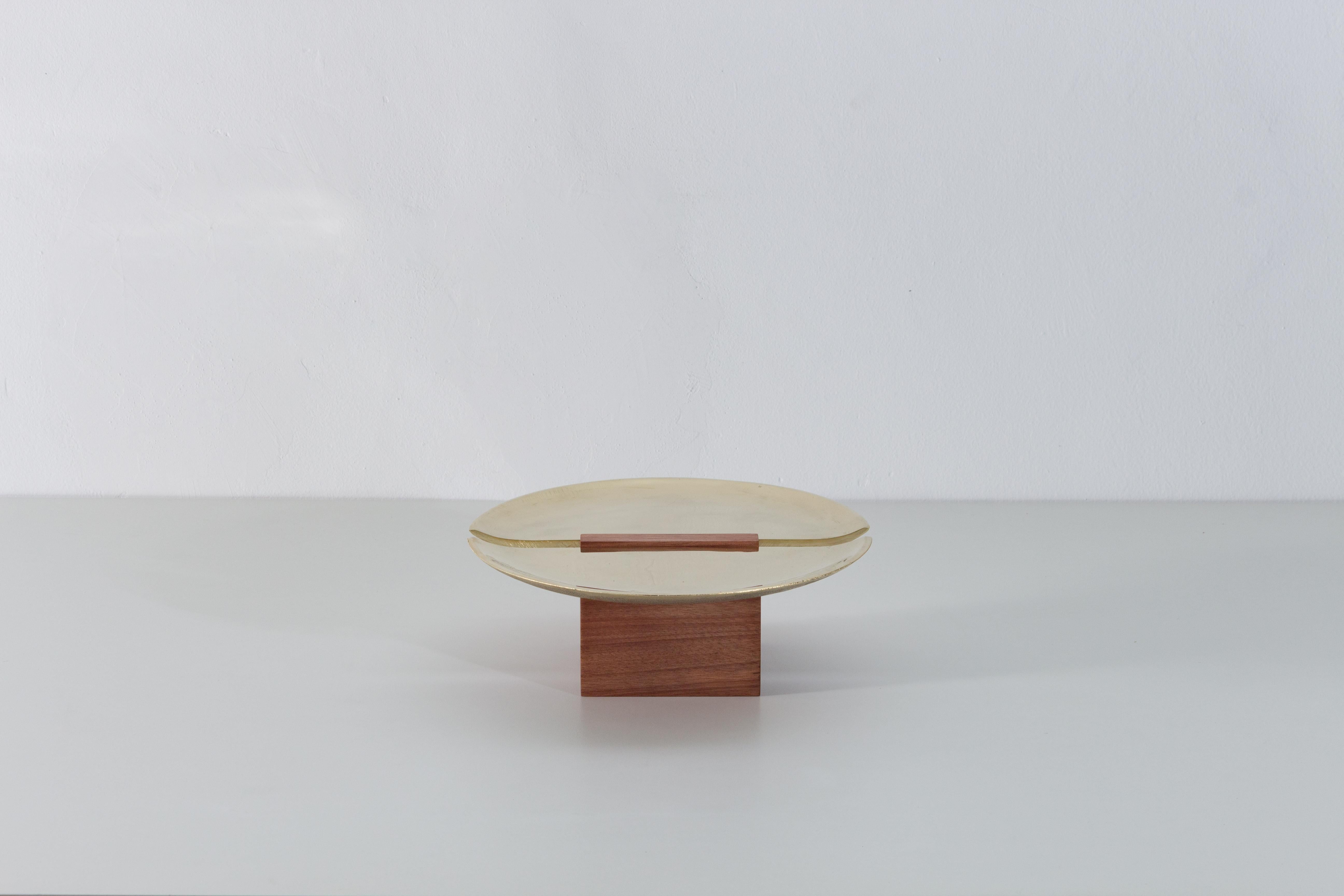 Winner of the 2023 EDIDA Brazil (Elle Deco International Design Awards) in the Objects Category.

Beira is a collection of centerpieces defined by geometric wood and metal elements. A cut divides the metal surface in two and, in between them, the