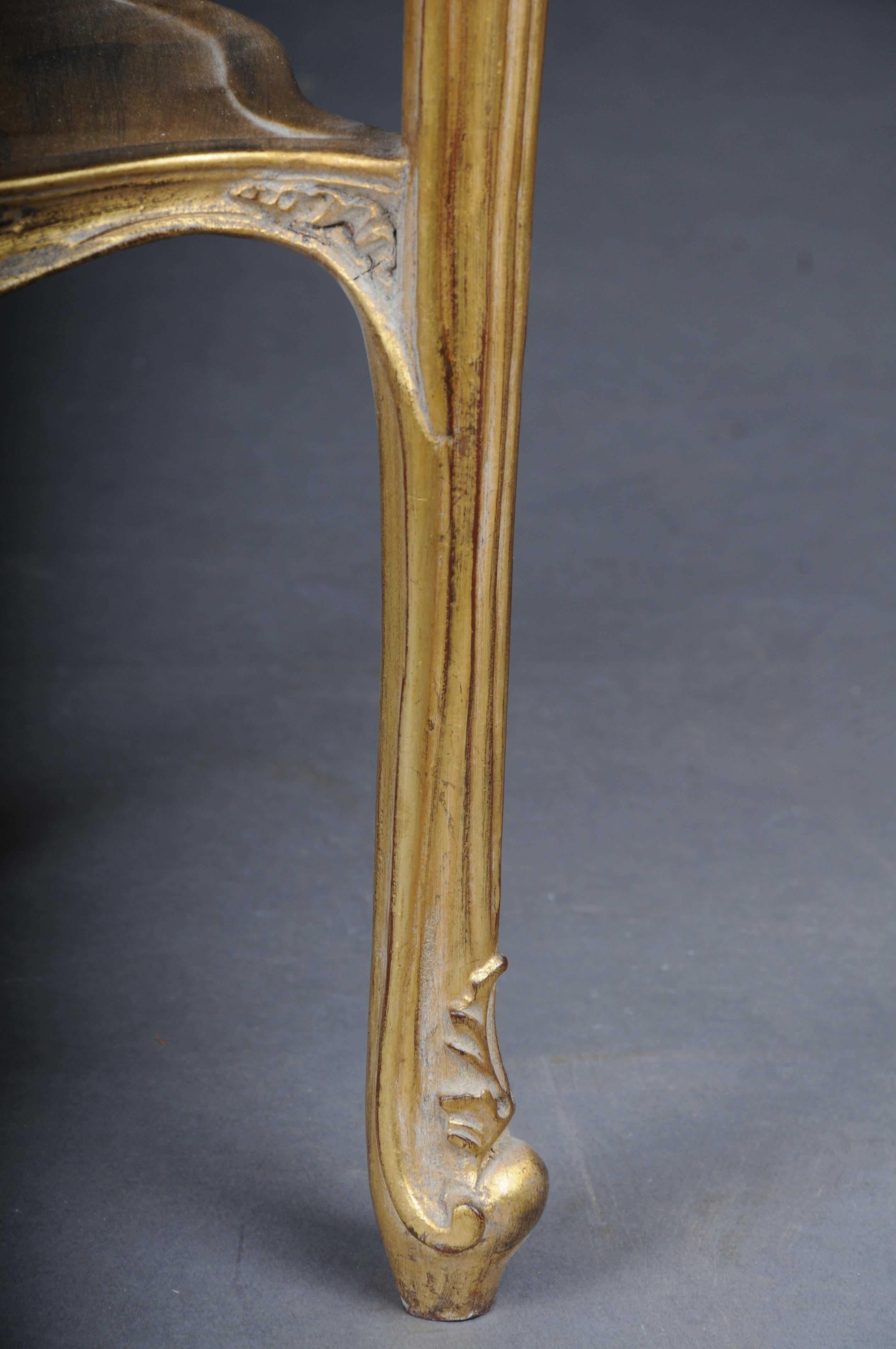 Fein geschnitzter Beistelltisch aus Gold mit Marmorplatte, Louis XV (Handgeschnitzt) im Angebot