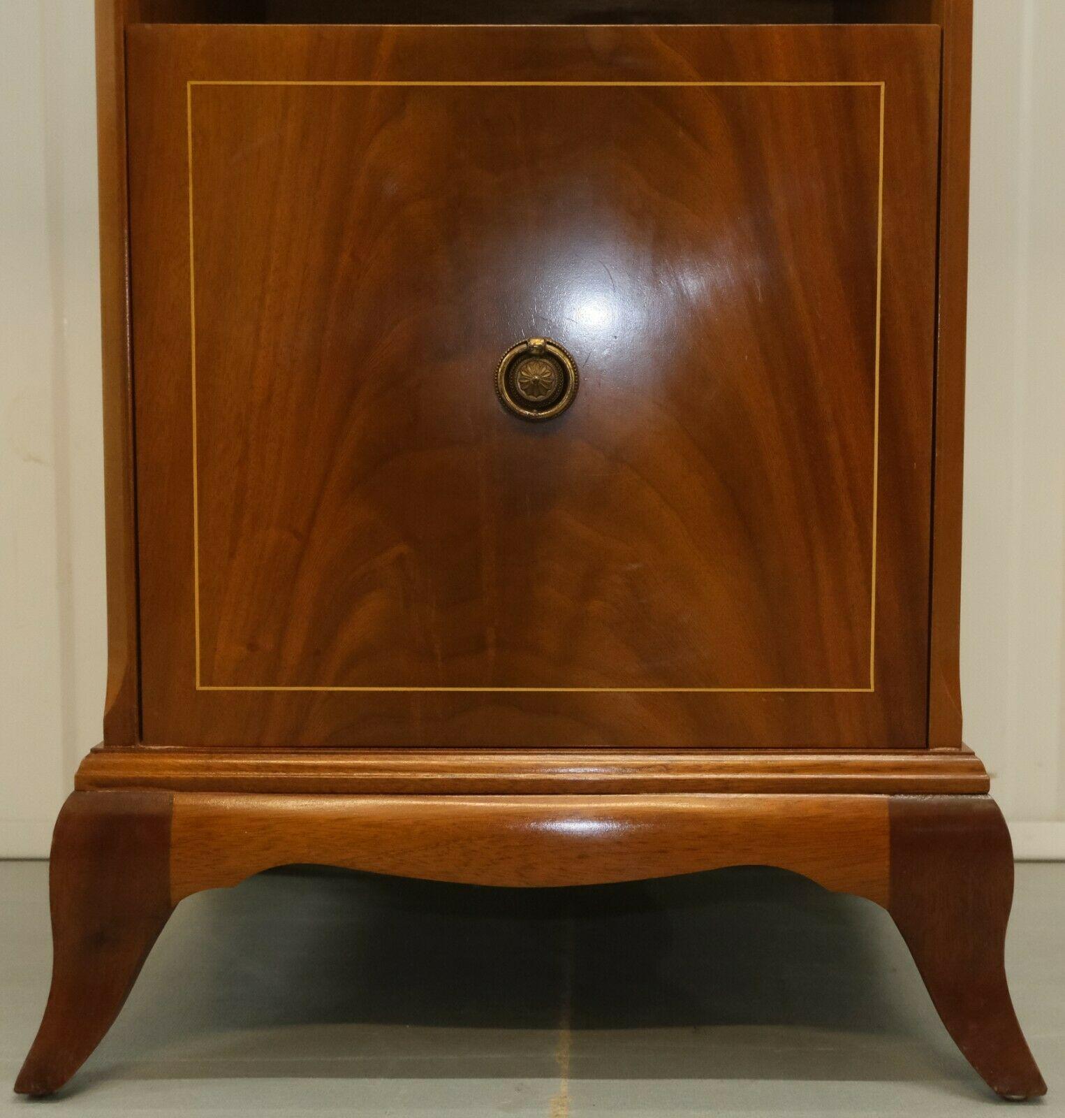 We are delighted to offer for sale this gorgeous Beithcraft Ltd Scotland flamed figure mahogany open bookshelf bedside cabinet, part of a suite.

This beautiful piece presents nice details on each corner, it also shows a rich mahogany colour. This