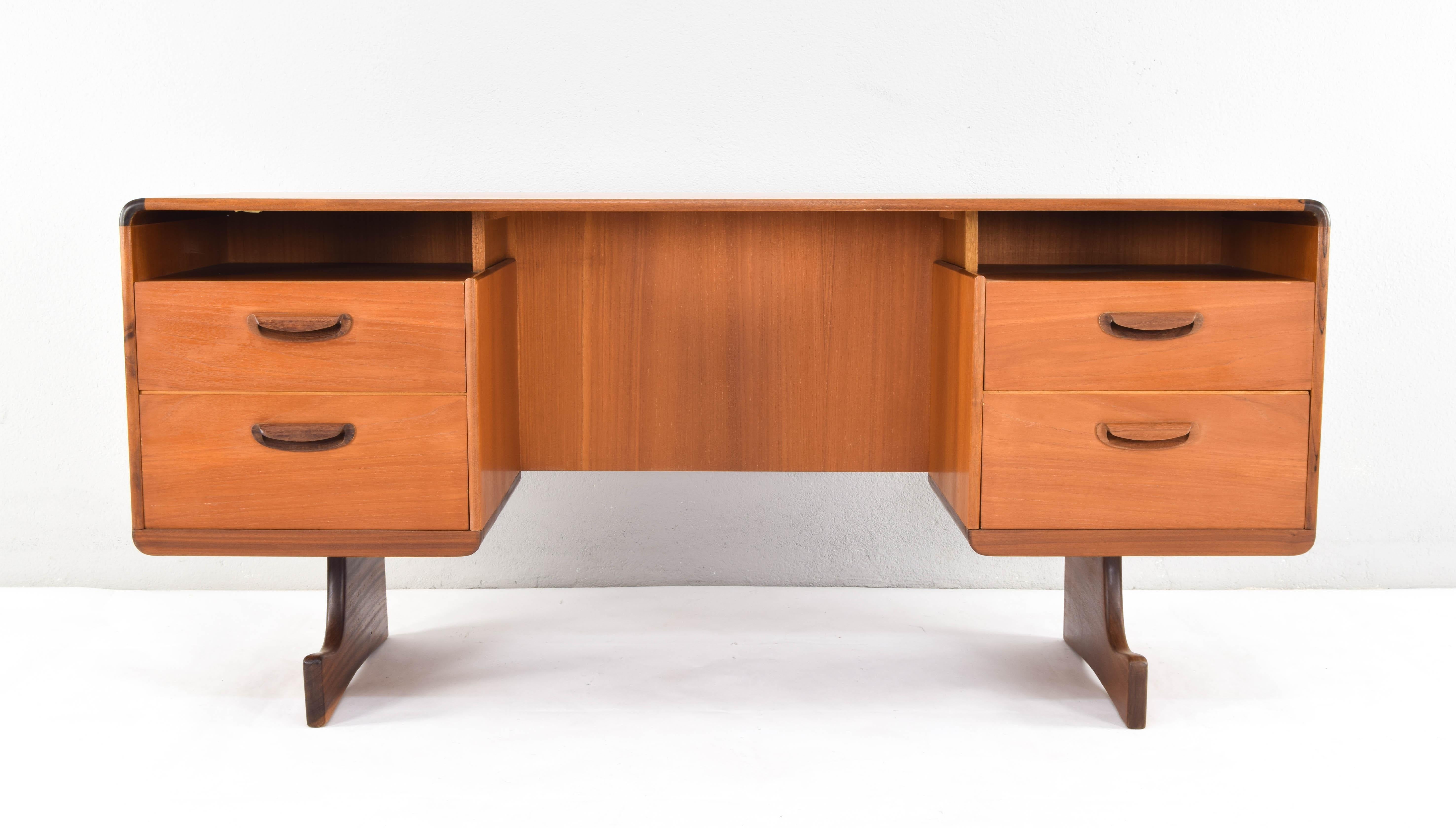 Beithcraft Moderner Teakholz Triptychon-Schminktisch oder Schreibtisch aus der Mitte des Jahrhunderts, 1960 im Angebot 3