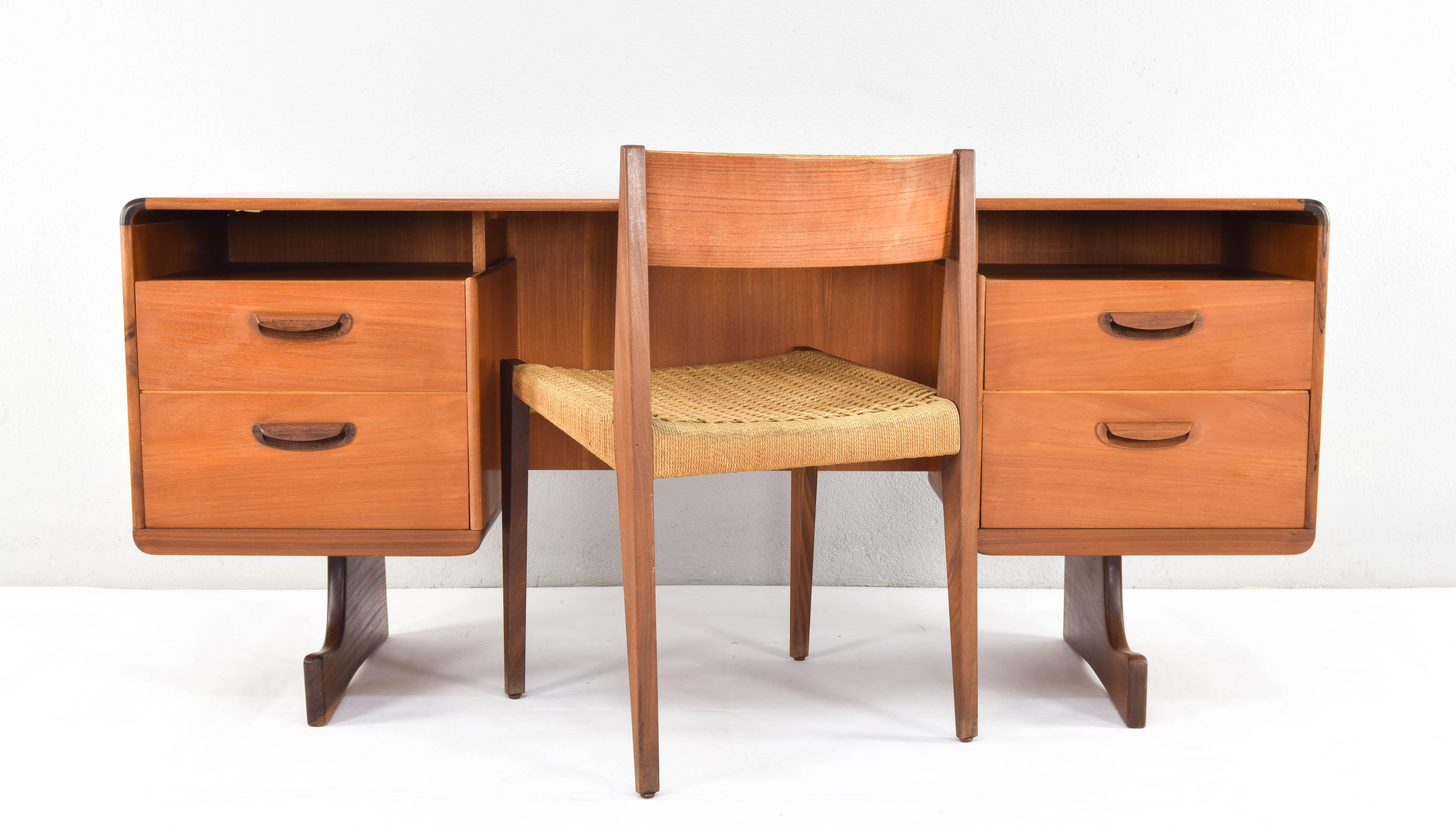 Beithcraft Moderner Teakholz Triptychon-Schminktisch oder Schreibtisch aus der Mitte des Jahrhunderts, 1960 im Angebot 4