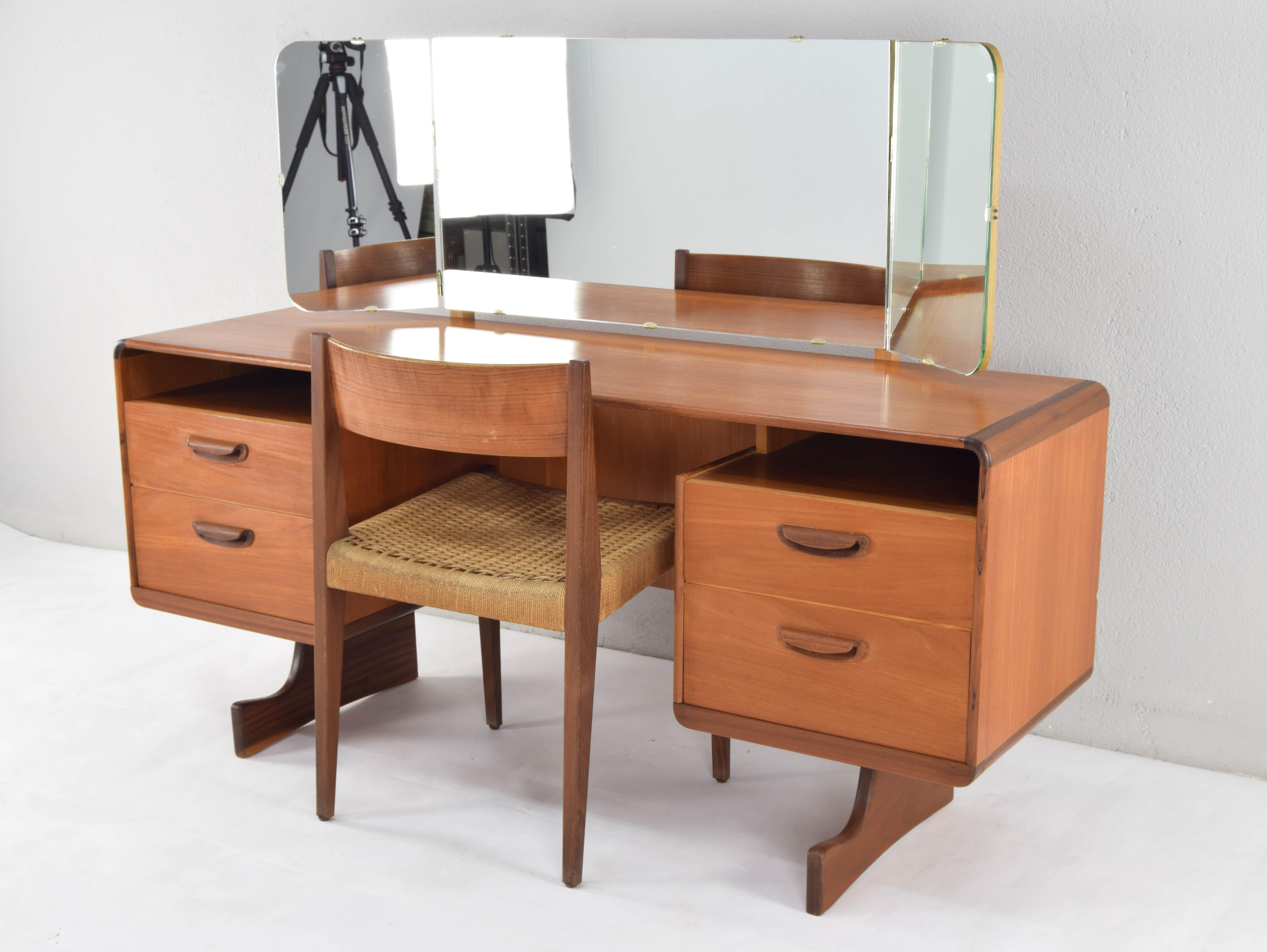 Beithcraft Mid-Century Modern Teak Triptych Mirror Dressing Table or Desk, 1960 In Good Condition For Sale In Escalona, Toledo