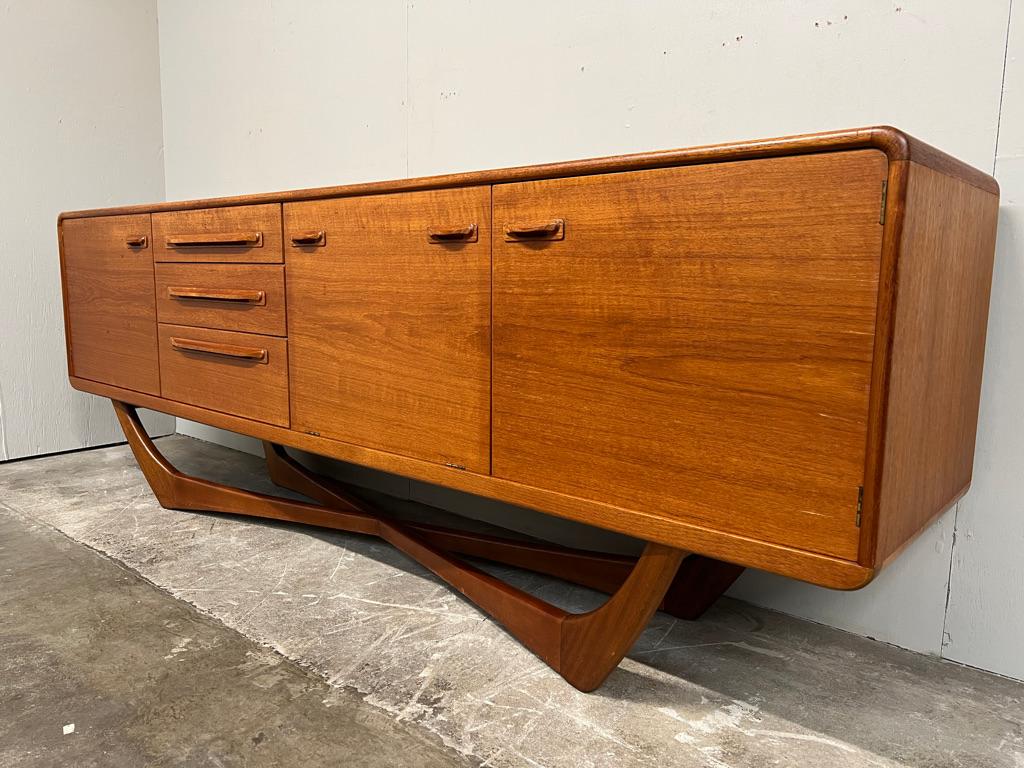 Credenza in teak di Beithcraft Val Rossi, metà del secolo scorso, Regno Unito, fine anni '60 In condizioni buone in vendita a Markington, GB