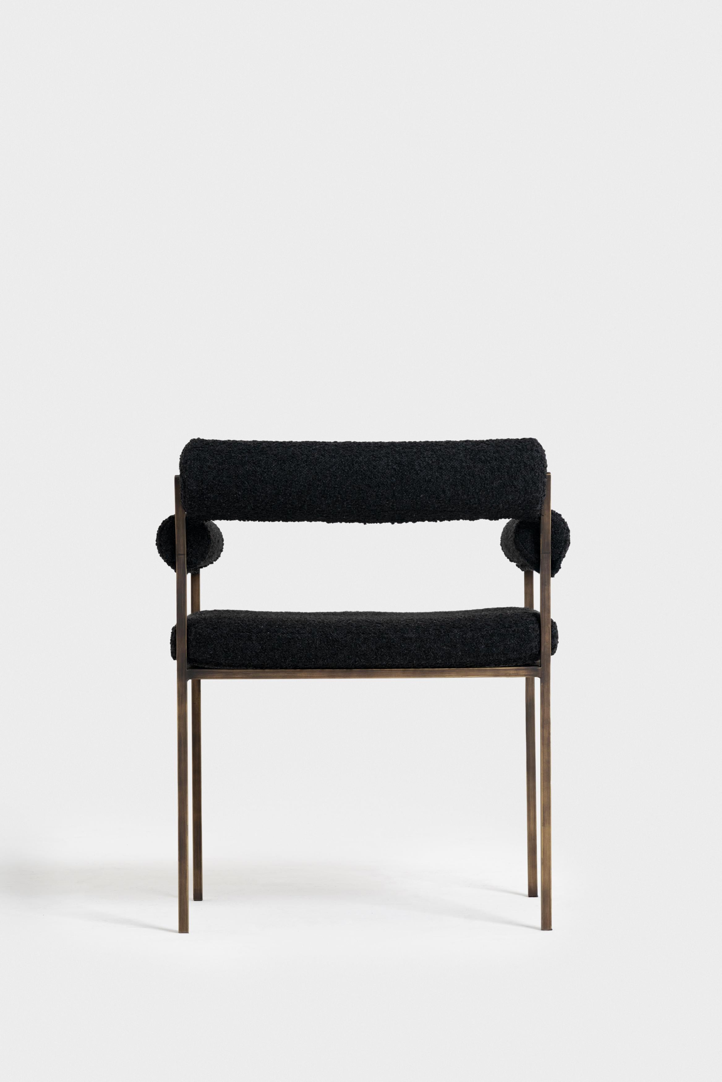 La silla Beivars tiene un armazón de hierro bruñido con un suave revestimiento en tela de cuero
que envuelve los reposabrazos y el respaldo de la silla. Gianluca
Cozzarolo se inspiró en el diseño racionalista del siglo XX y
interpretada con un toque