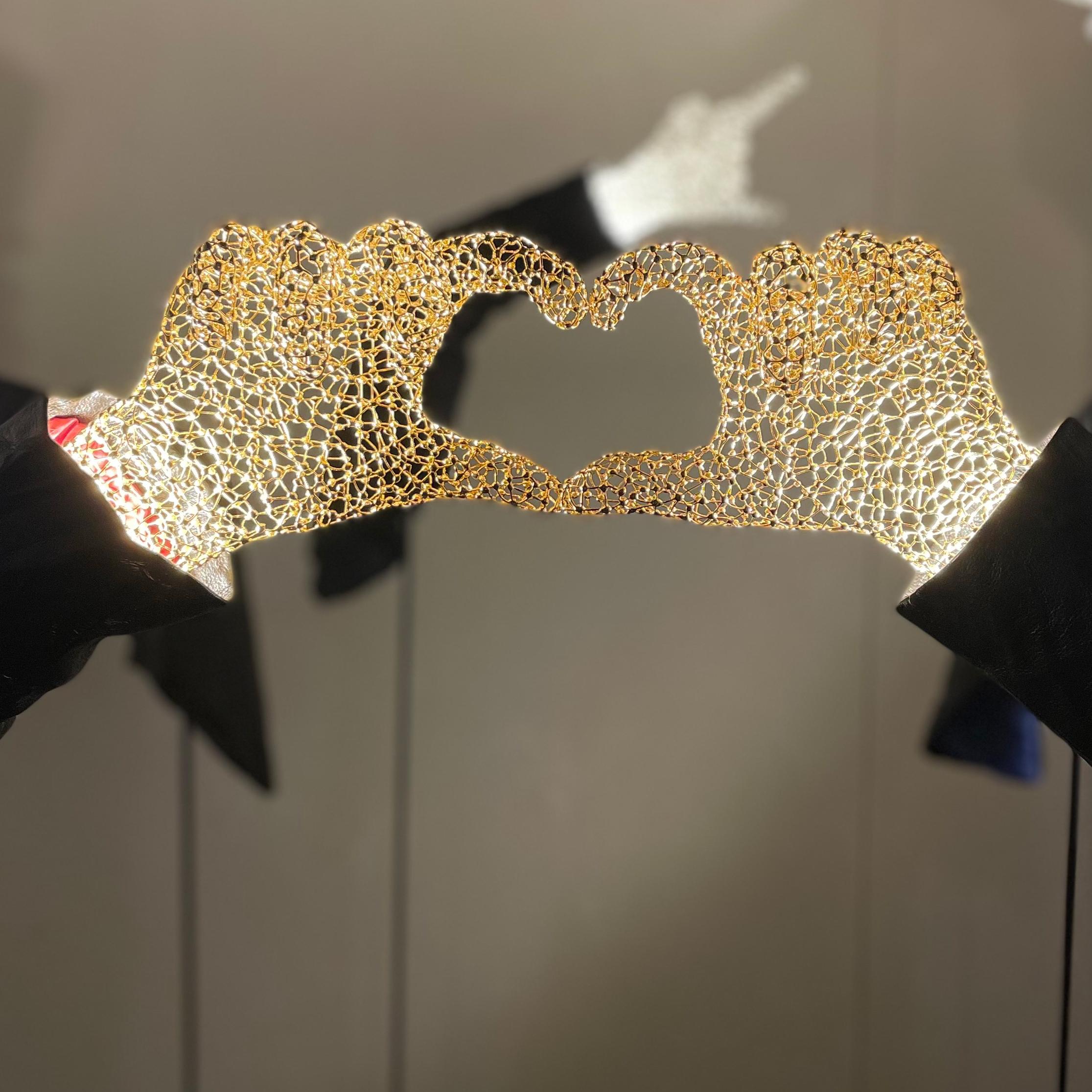 Bejewelled Hand (Gold) est une œuvre d'art réalisée en collaboration entre ANGO et The Remaker, spécialement créée pour l'exposition d'art 