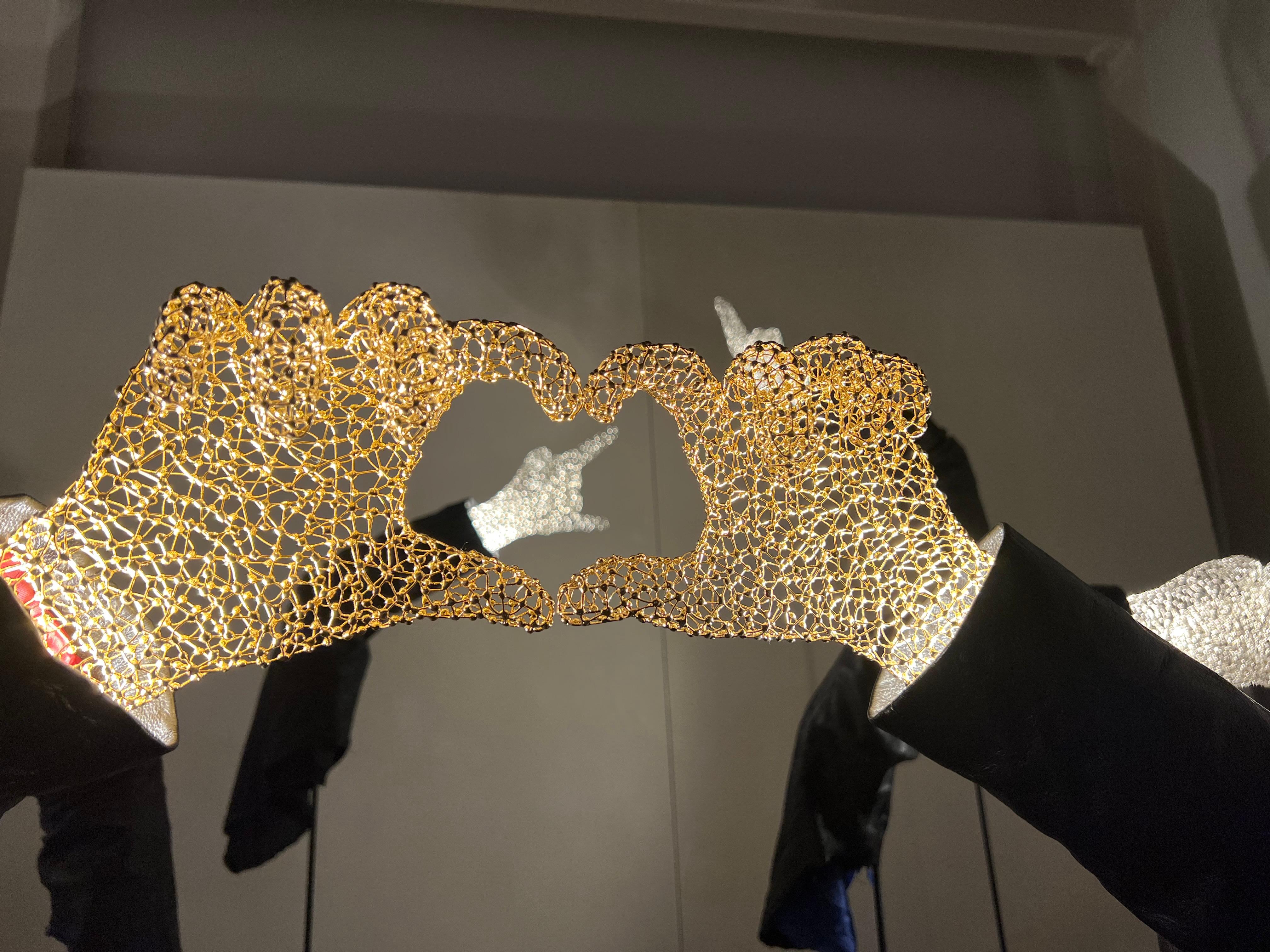Moderne Bejewelled Hand (Gold) by Ango - Art Objects for Objects with Light and Luminosity (en anglais) en vente