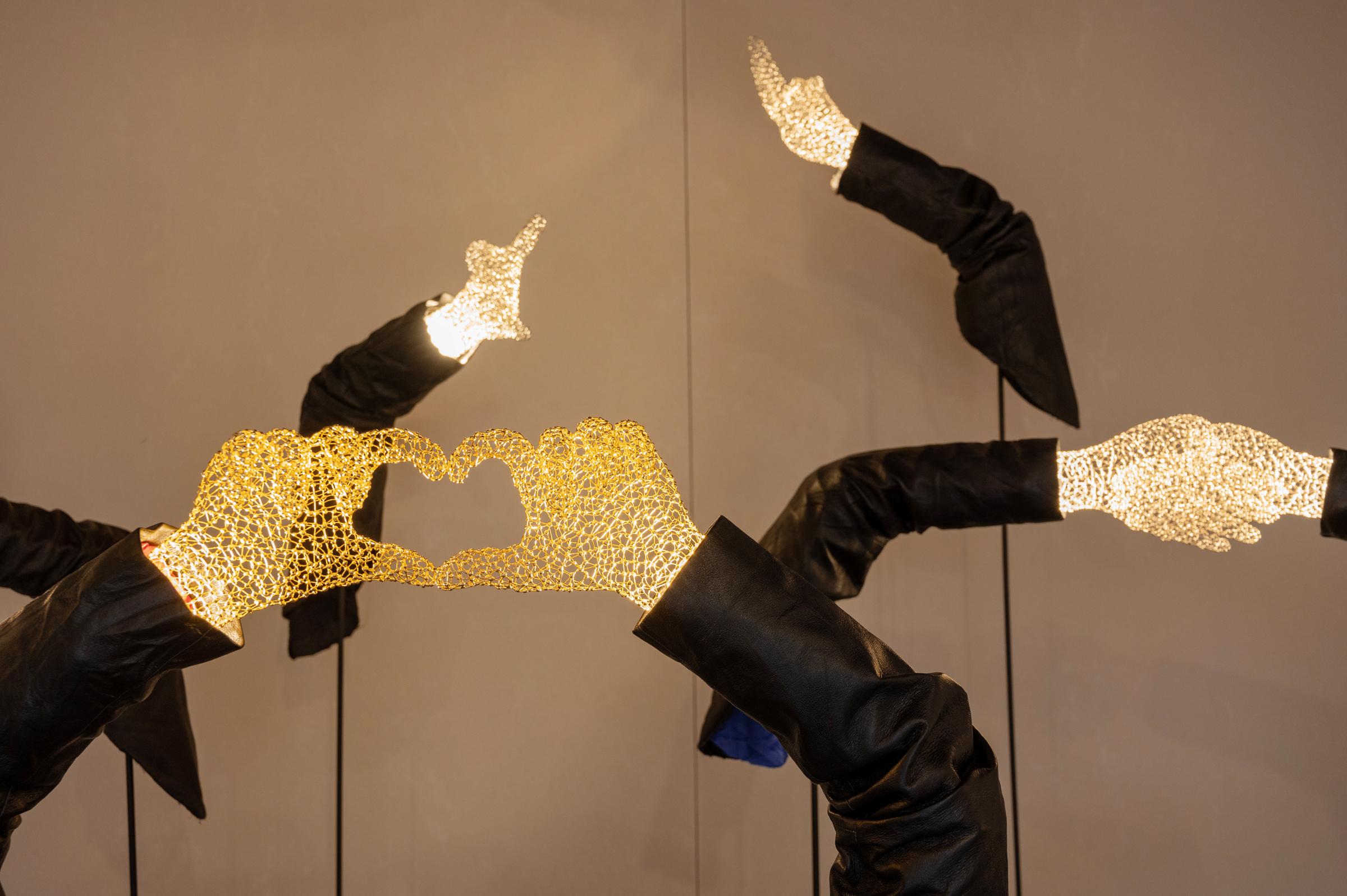 Thaïlandais Bejewelled Hand (Gold) by Ango - Art Objects for Objects with Light and Luminosity (en anglais) en vente